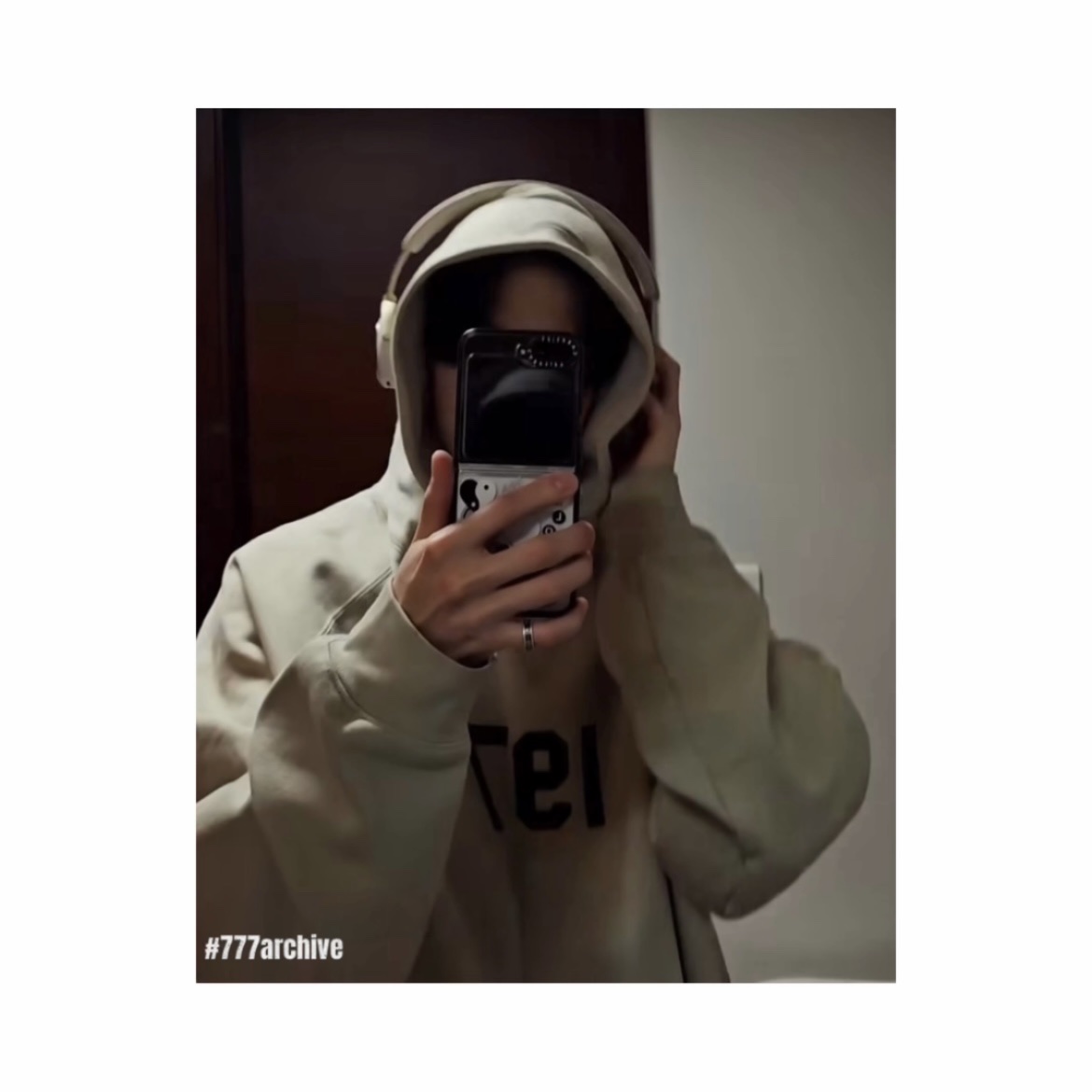 Essentials 1977 Hoodie Wheat - 22SS 착용 스타일 - 2