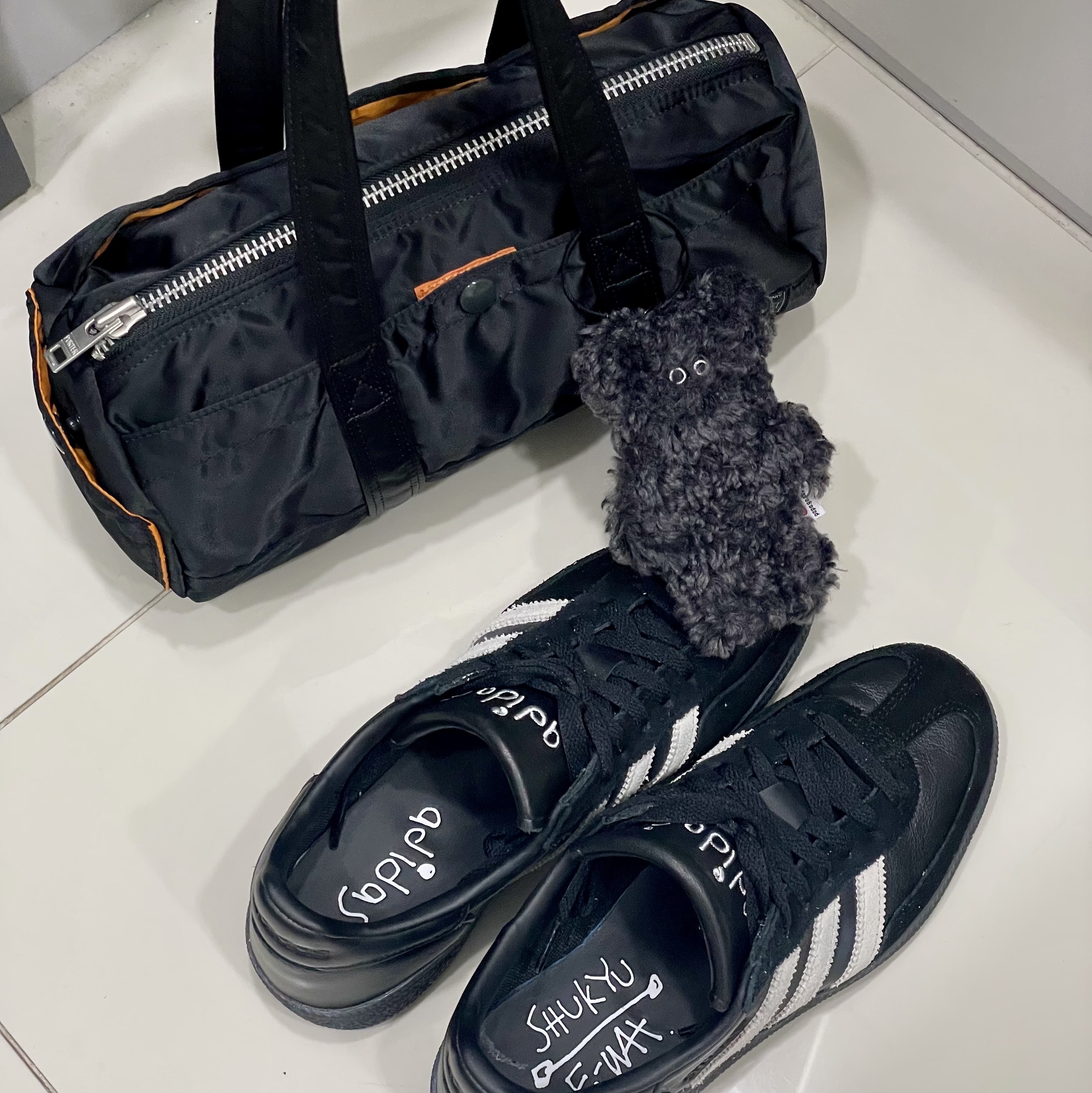 Adidas Spezial Handball Core Black Cloud White, Porter Tanker Duffle Bag S Black 착용 스타일