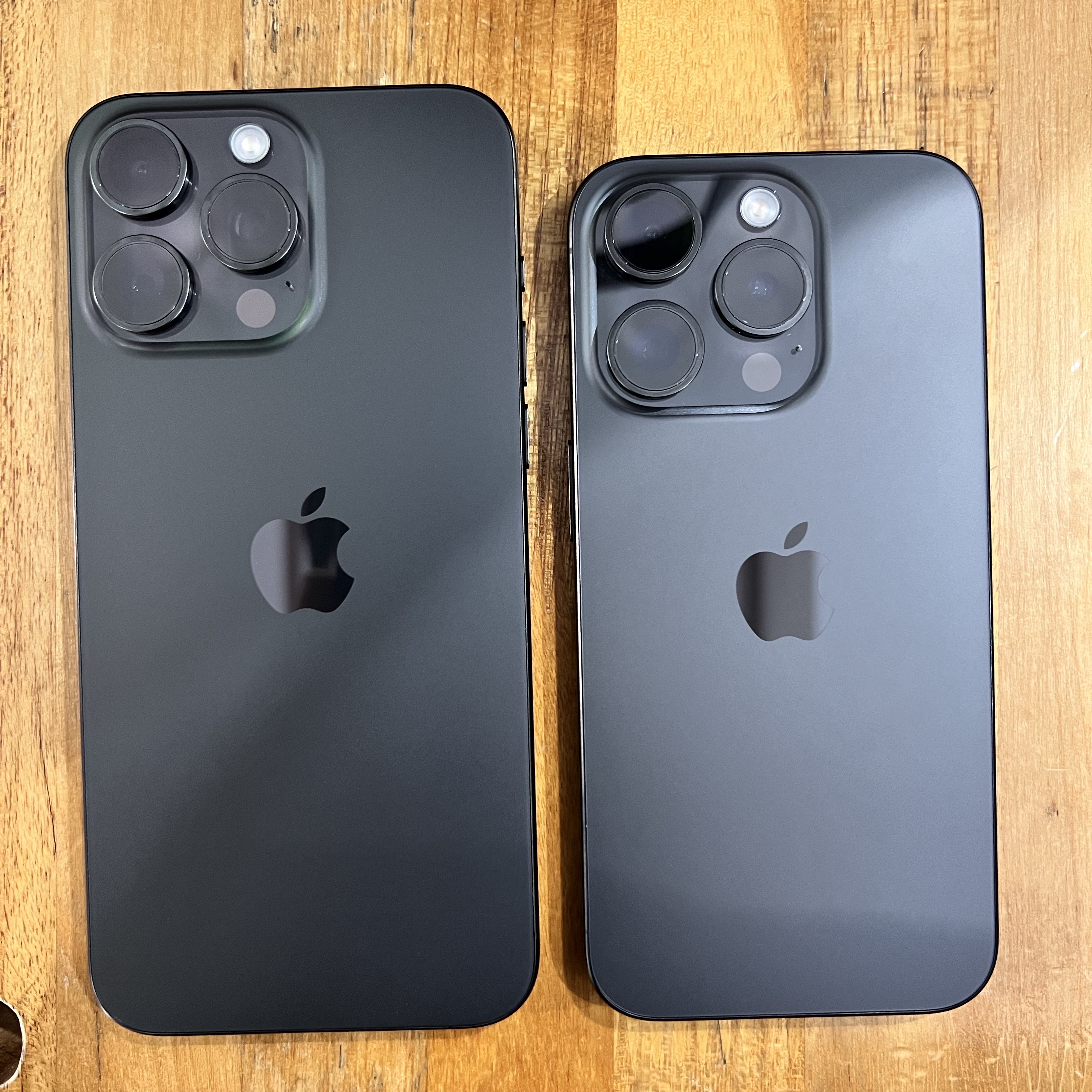 Apple iPhone 15 Pro Max 512GB Black Titanium (Korean Ver.), Apple iPhone 15 Pro 256GB Black Titanium (Korean Ver.) 착용 스타일 - 2