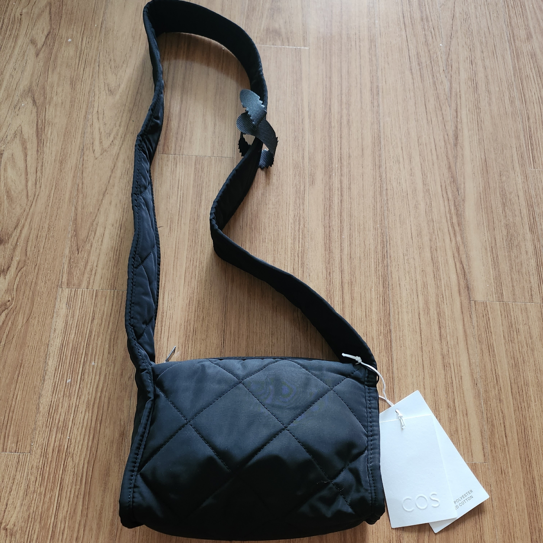 COS Diamond Quilted Mini Crossbody Bag Black 착용 스타일