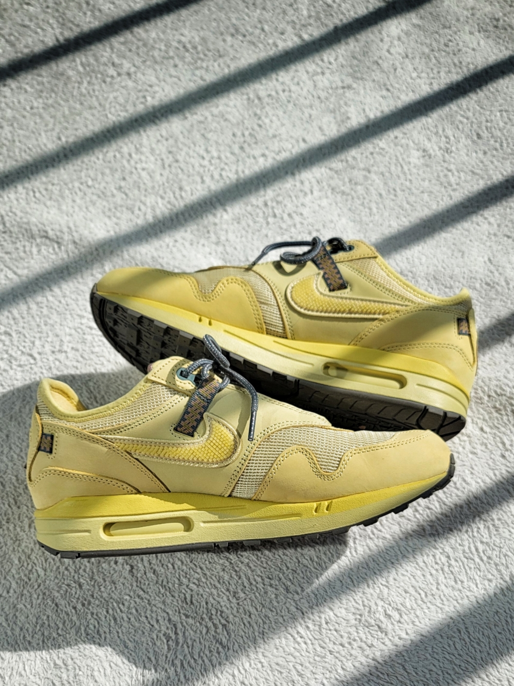 Nike x Travis Scott Air Max 1 Cact.us Gold 착용 스타일 - 2