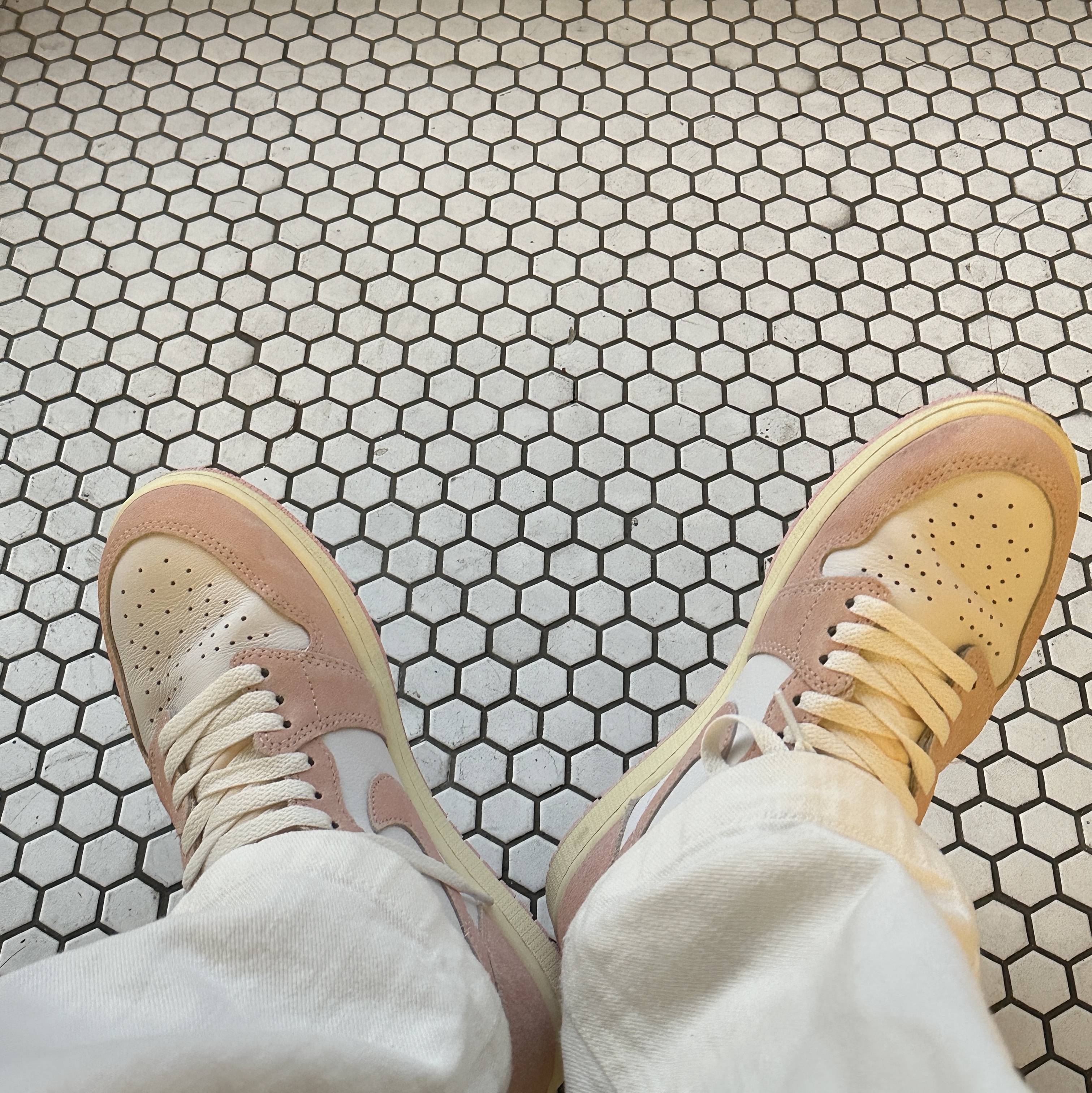 (W) Jordan 1 Retro High OG Coconut Milk and Sail 착용 스타일 - 2
