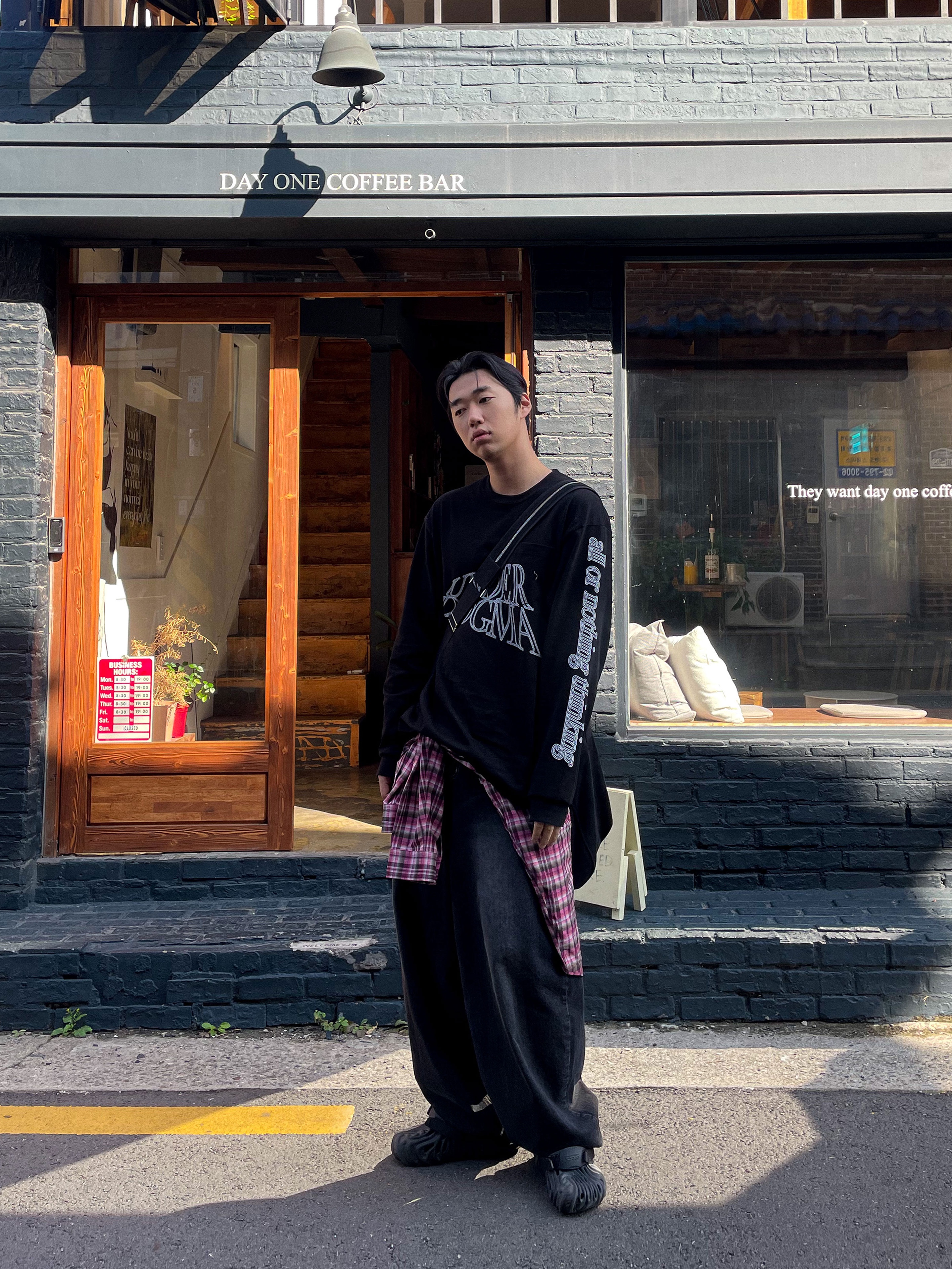 Nonnod Flexible String Check Shirts Pink, Crocs x Salehe Bembury Pollex Clog Sasquatch 착용 스타일 - 2