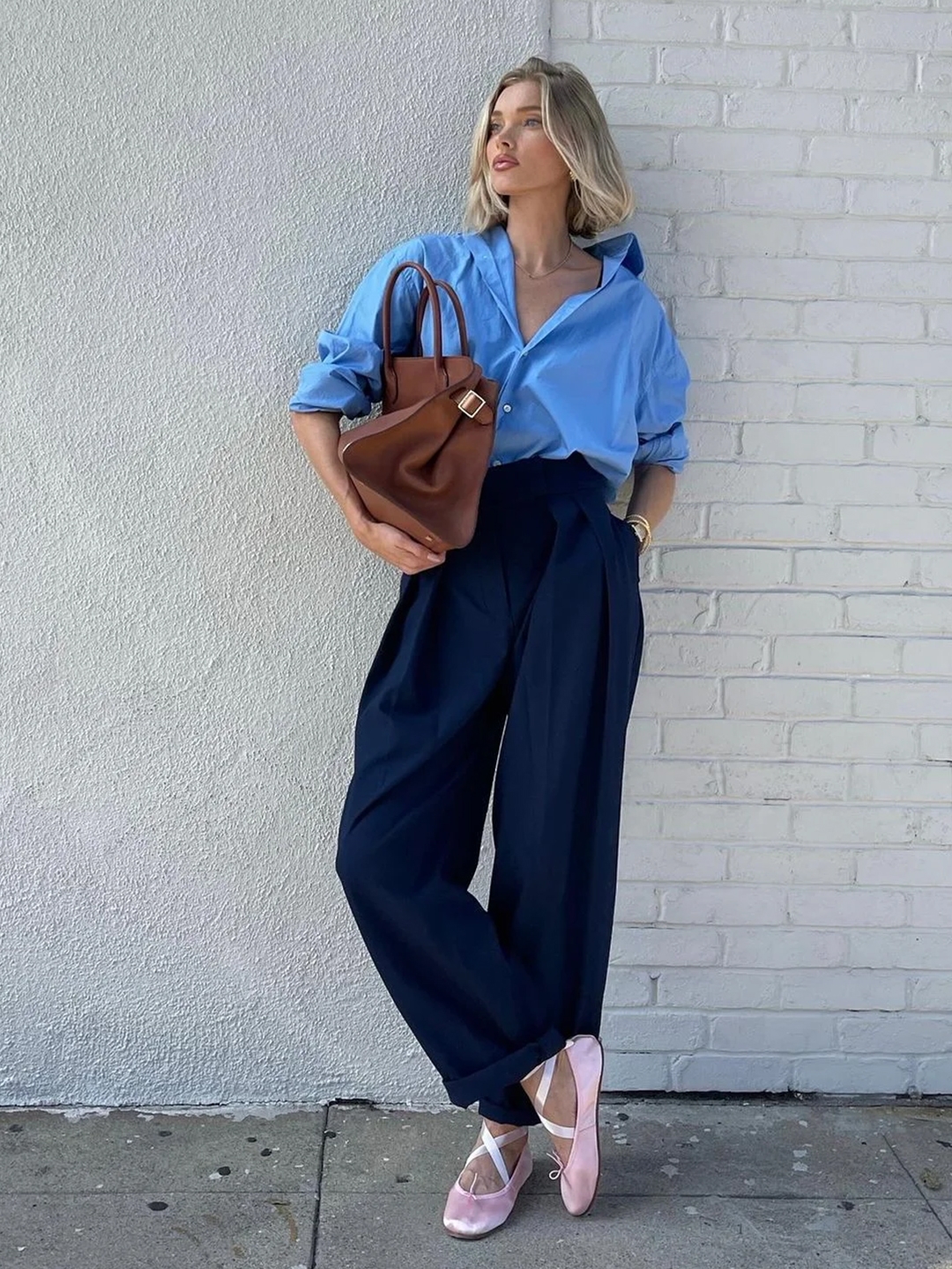 The Row Soft Margaux 17 bag in Leather Black, The Row Soft Margaux 15 bag in Leather Cuir 착용 스타일 - 3