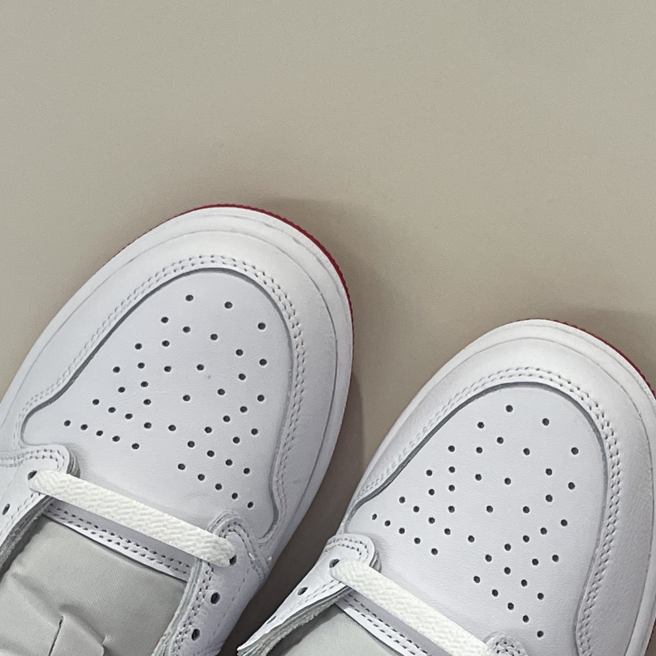 Jordan 1 Retro Low OG University Red 착용 스타일 - 5