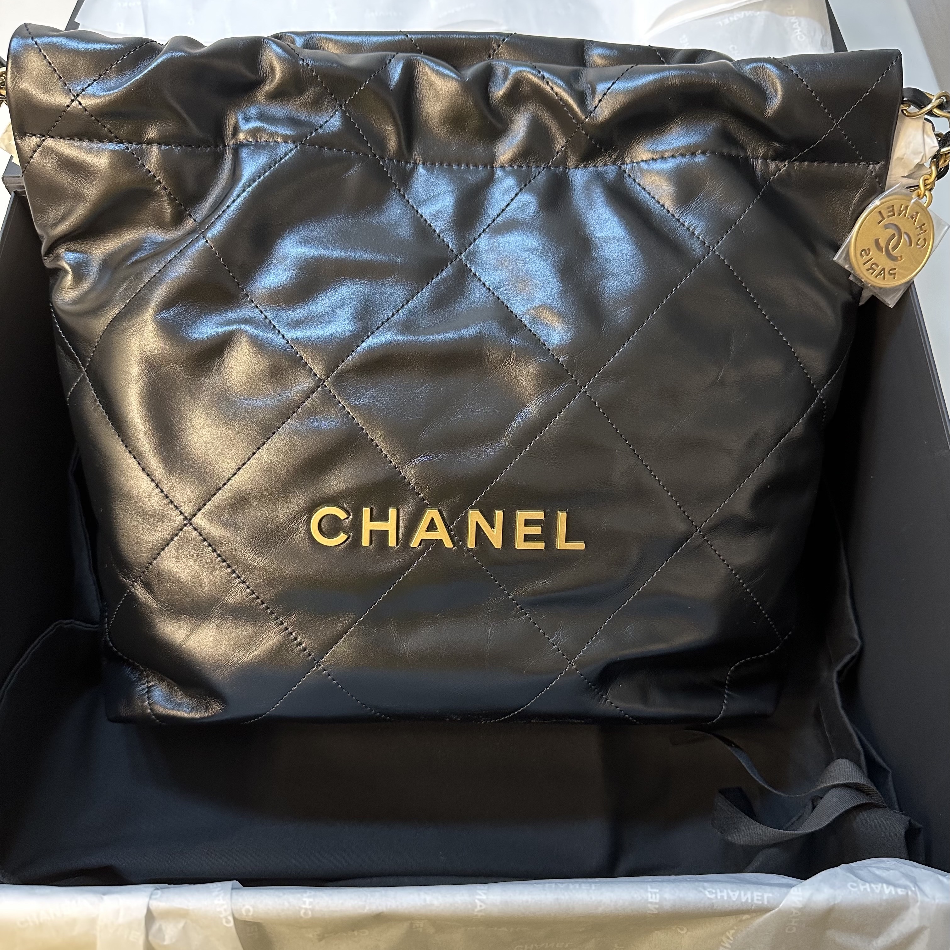 Chanel 22 Small Handbag Shiny Calfskin & Gold Black 착용 스타일