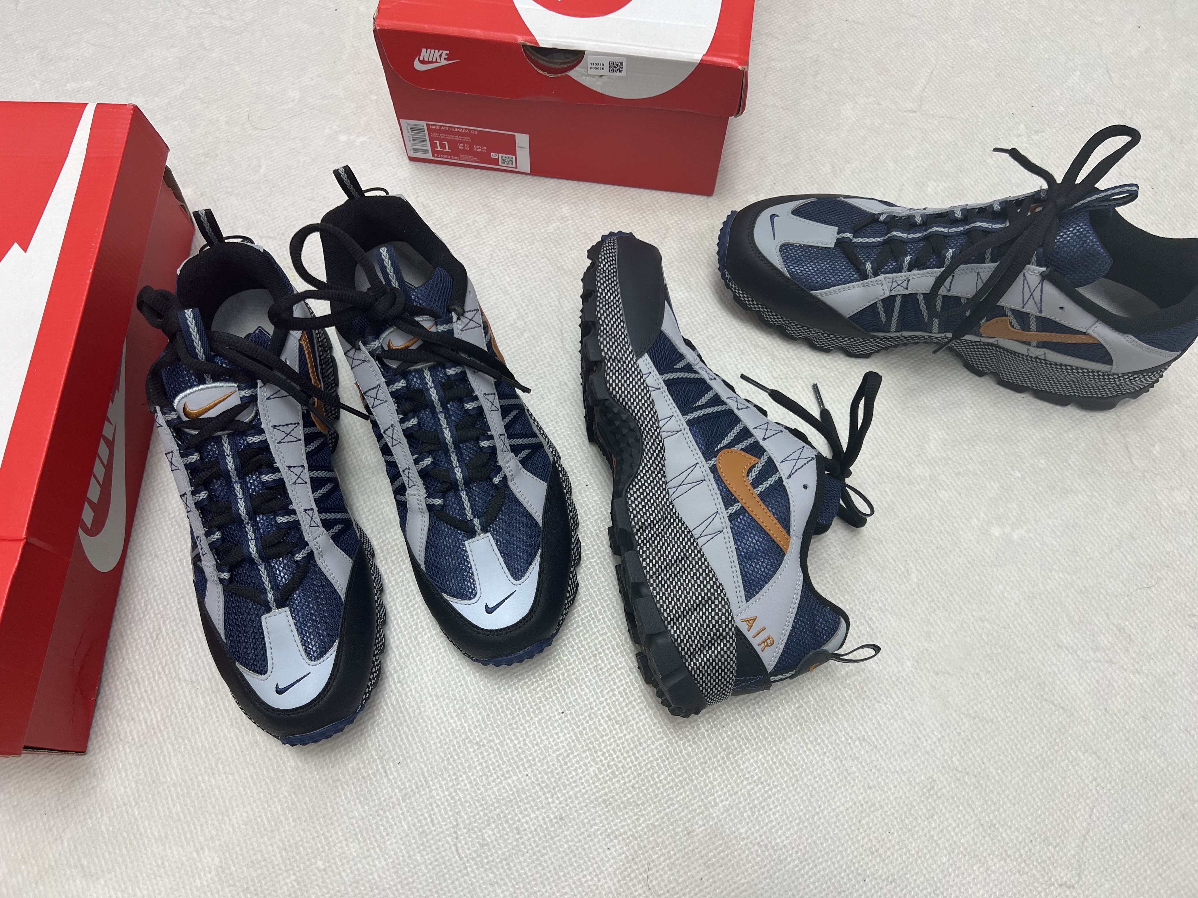 Nike Air Humara Midnight Navy and Obsidian 착용 스타일