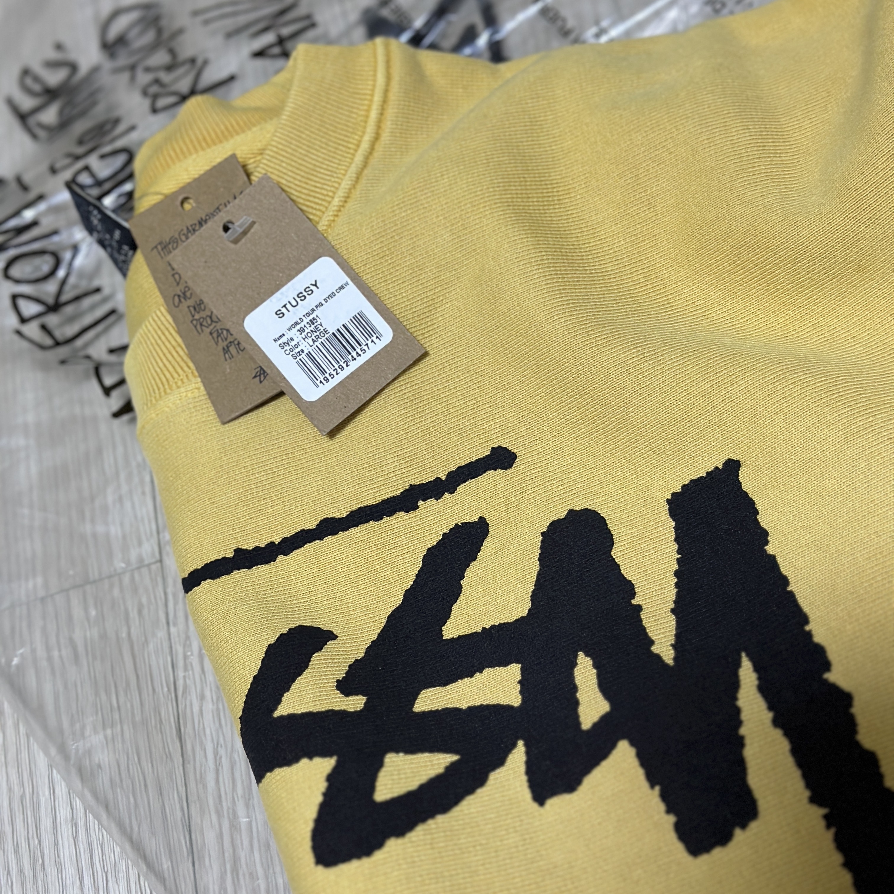 Stussy World Tour Crew Pigment Dyed Honey 착용 스타일