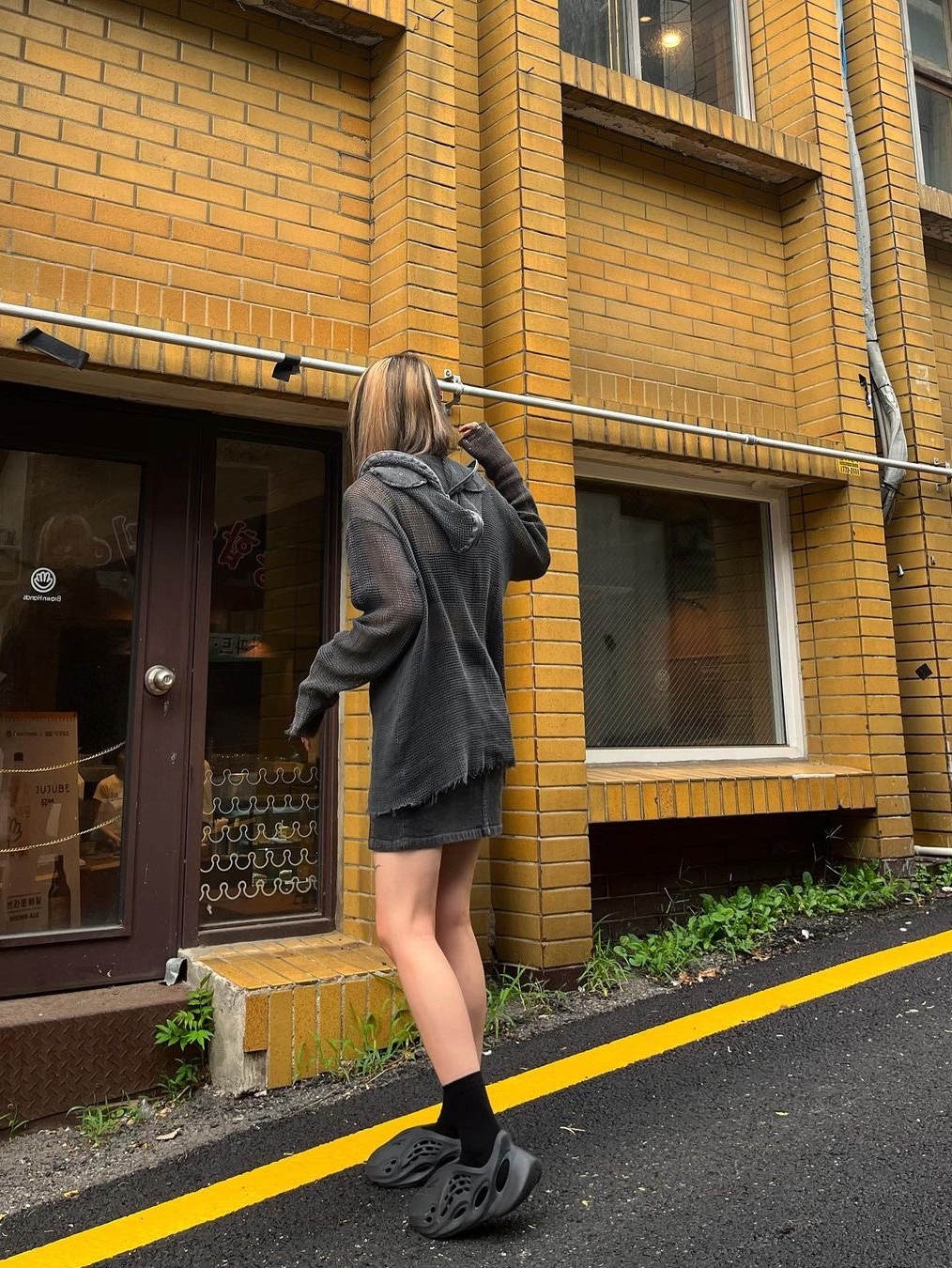 Adidas Yeezy Foam RNNR Carbon 착용 스타일