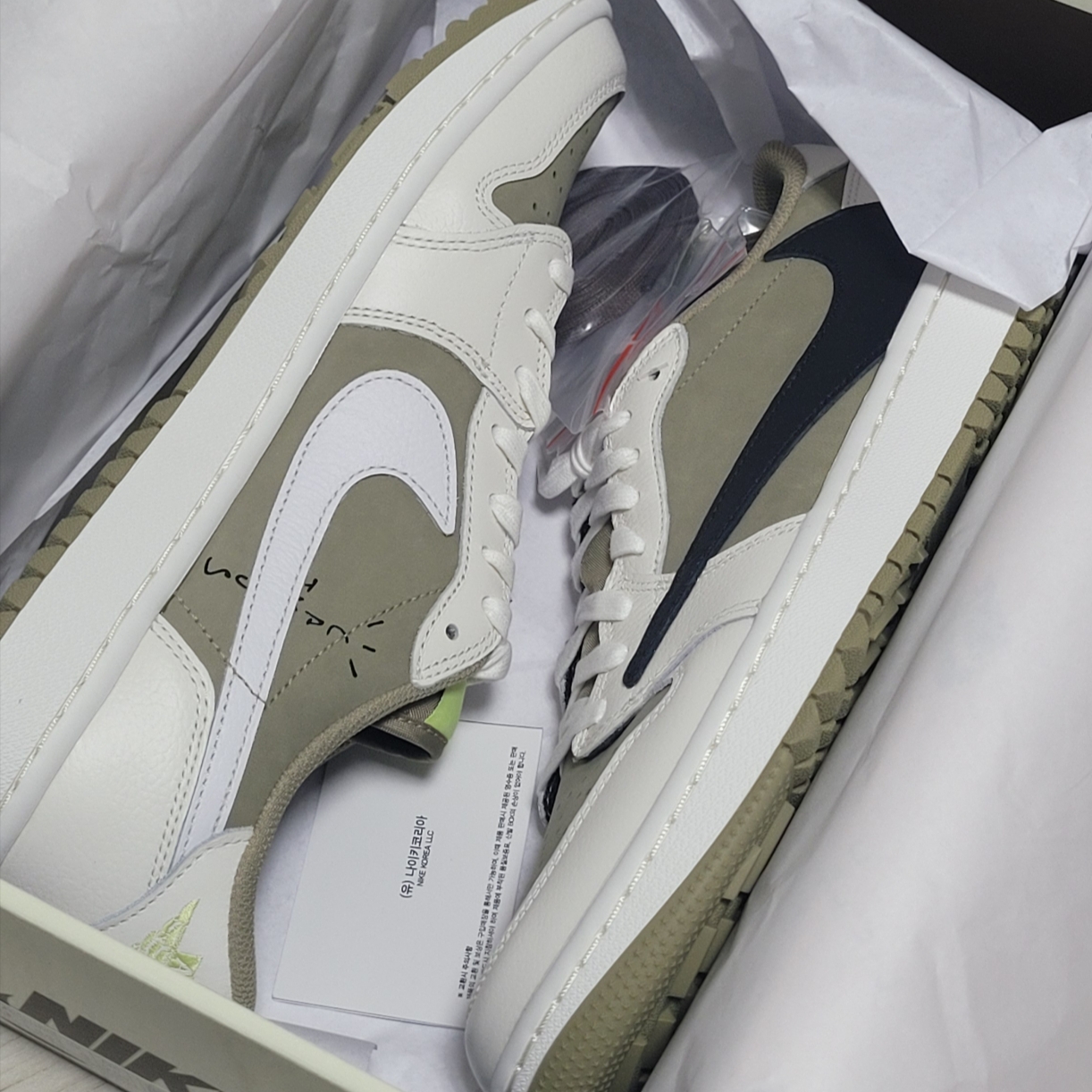 Jordan 1 x Travis Scott Retro Low Golf NRG Neutral Olive 착용 스타일 - 1