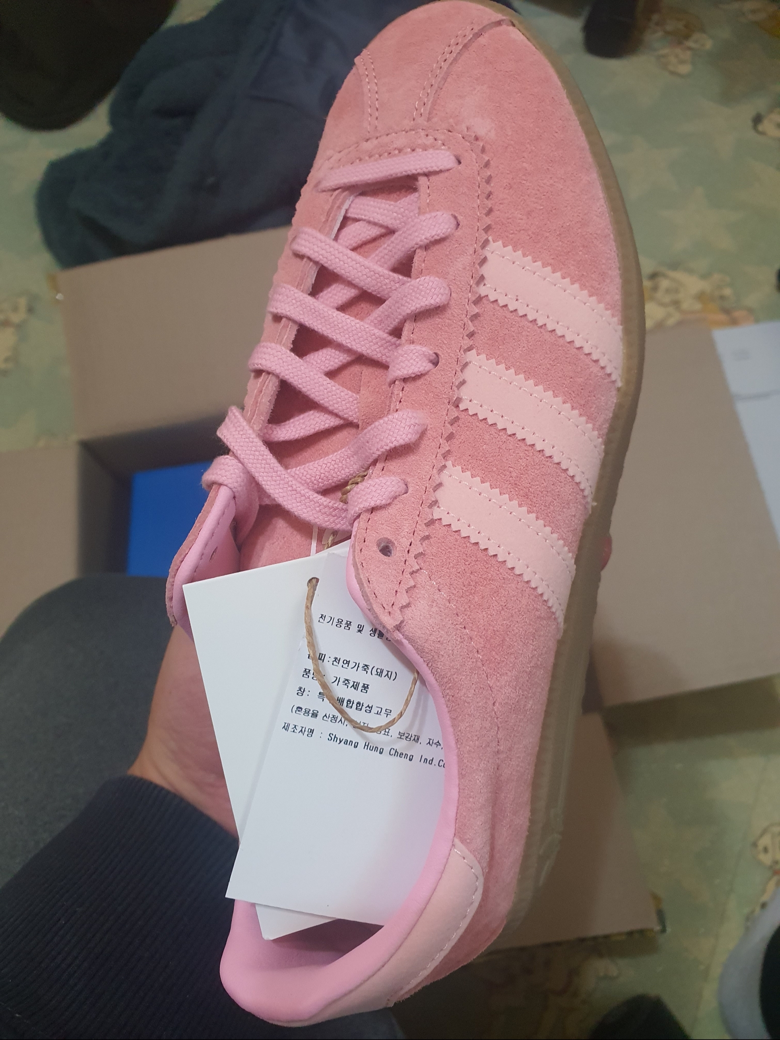 Adidas Bermuda Glow Pink 착용 스타일