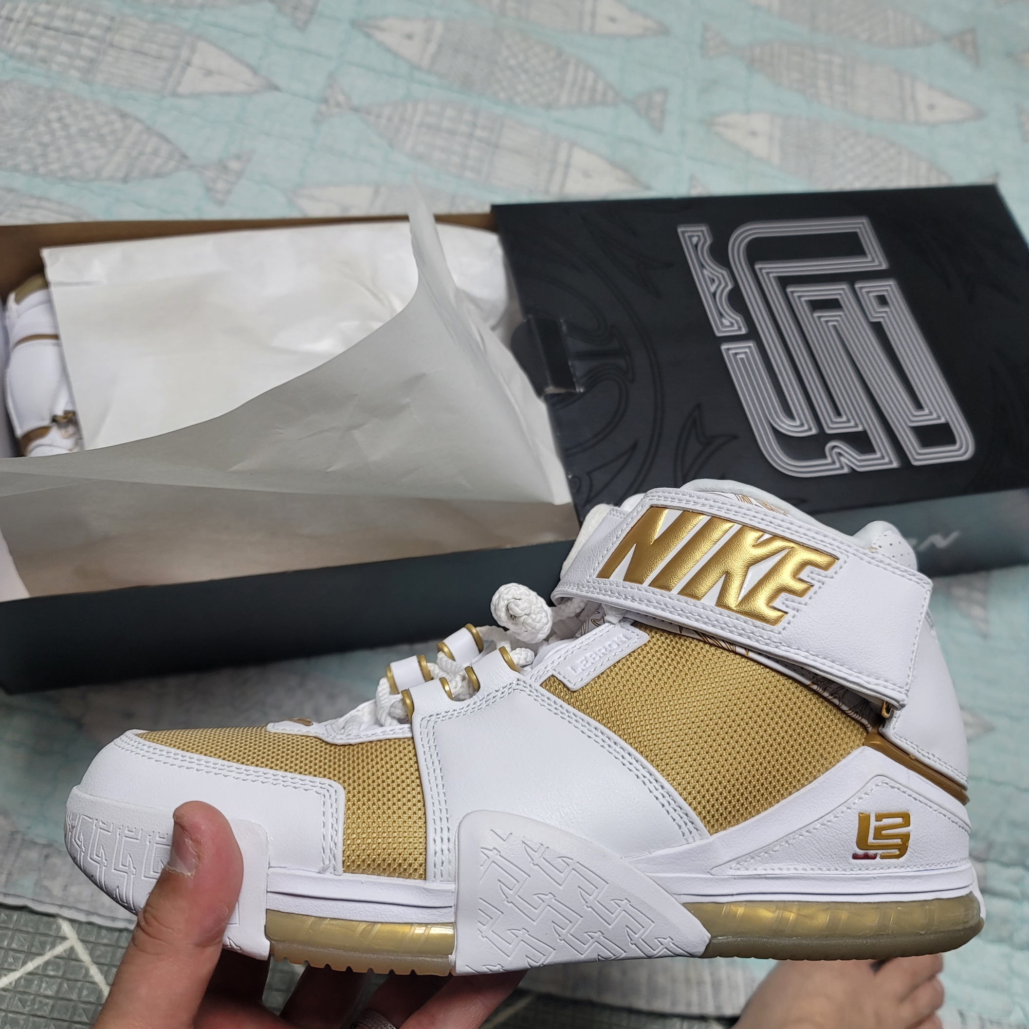 Nike Zoom LeBron 2 Metallic Gold and White 착용 스타일