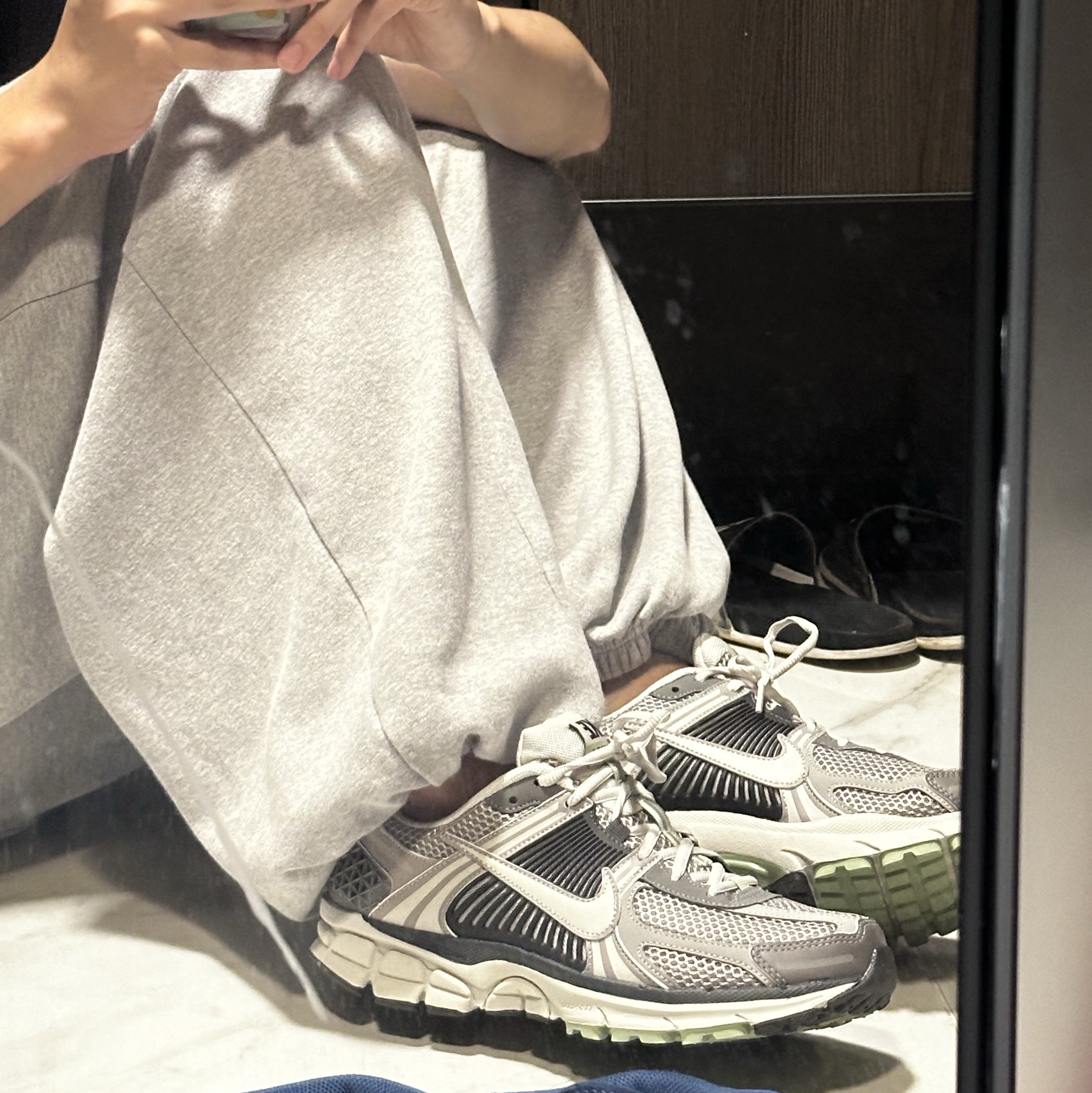 (W) Nike Zoom Vomero 5 Cobblestone and Flat Pewter 착용 스타일