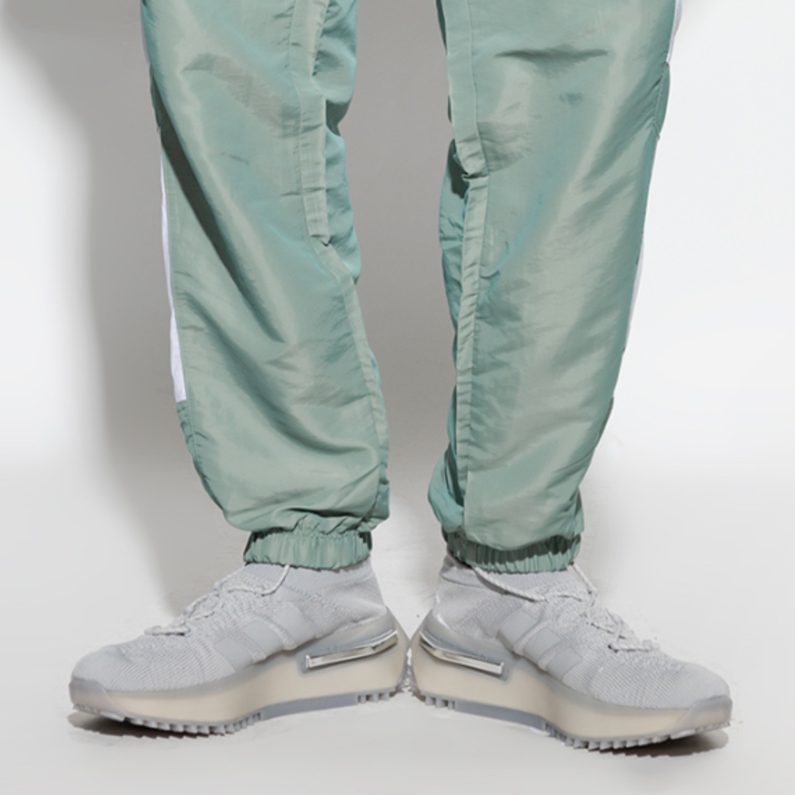 Adidas NMD S1 Grey Two Silver Metallic 착용 스타일