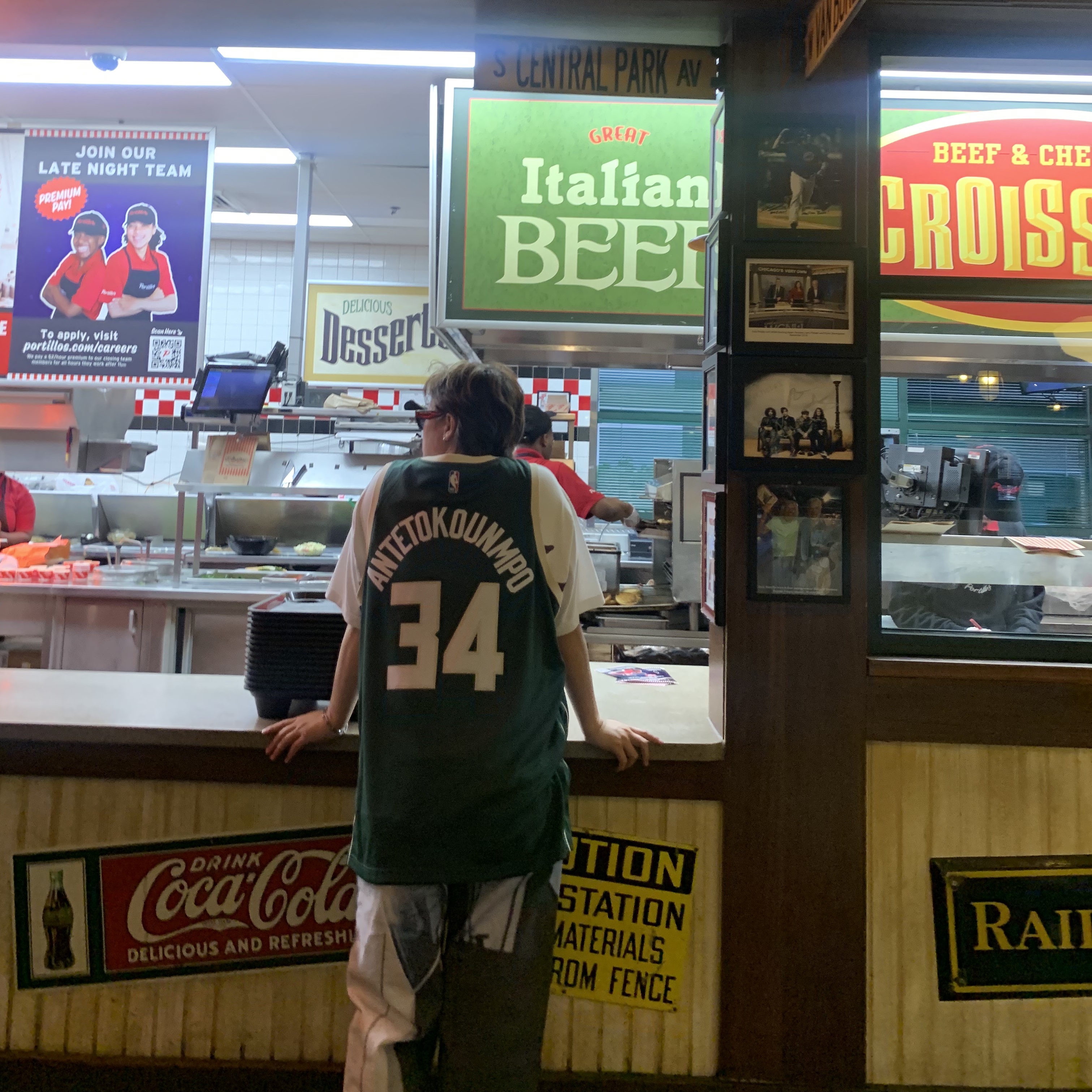 Nike Giannis Antetokounmpo Milwaukee Bucks Icon Edition 2022/23 NBA Swingman Jersey Fir, Adidas Yeezy Boost 700 Wave Runner Solid Grey 2017/2019 착용 스타일 - 2
