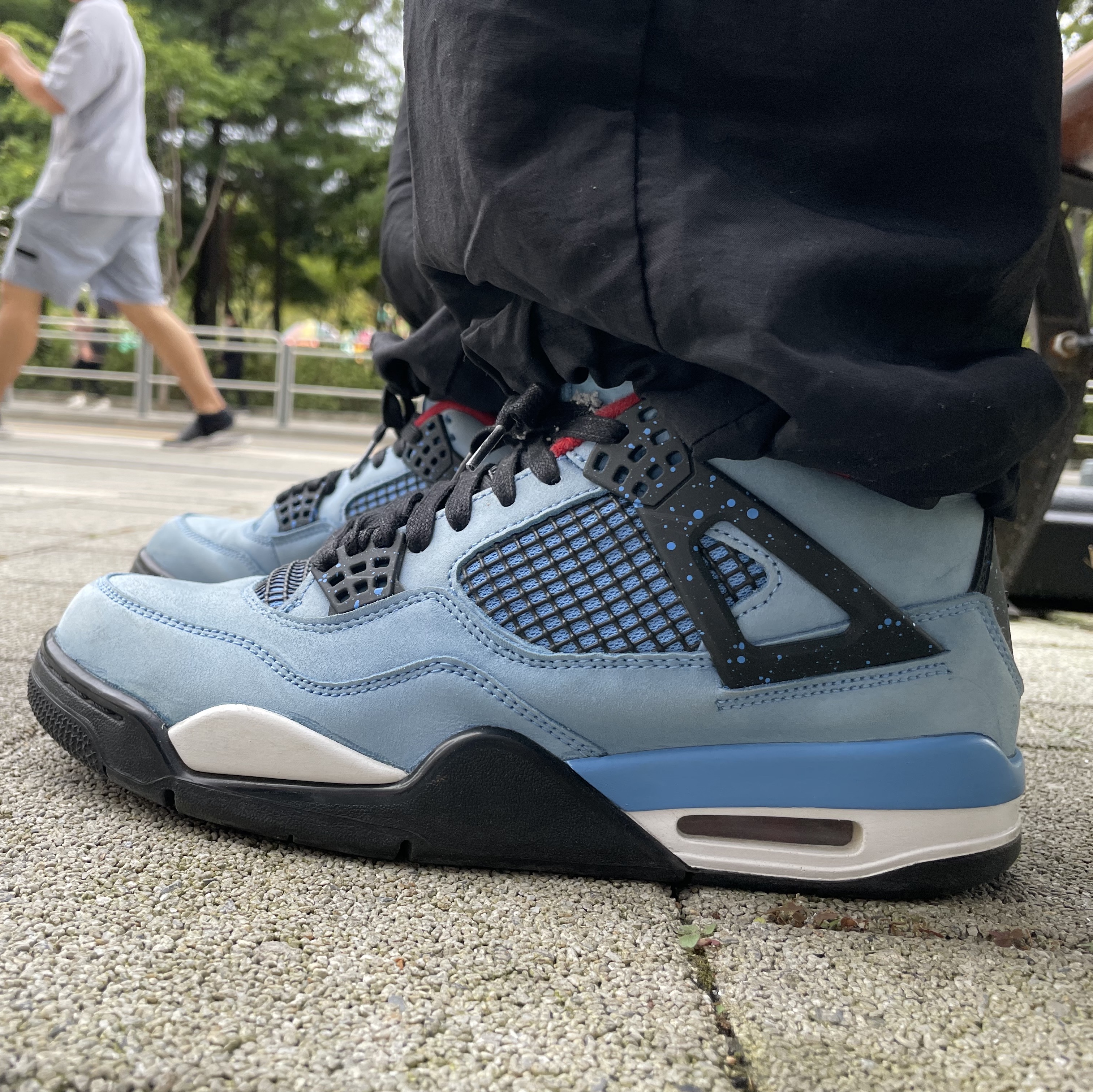 Jordan 4 x Travis Scott Retro Cactus Jack 착용 스타일