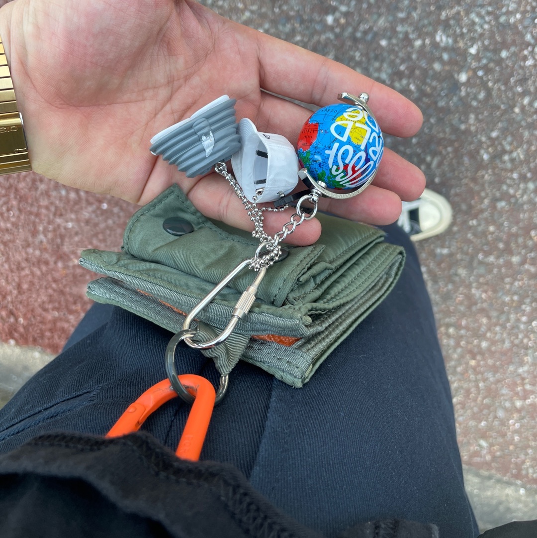 Stussy Globe Keychain Multi, Porter Tanker Wallet Sage Green 착용 스타일