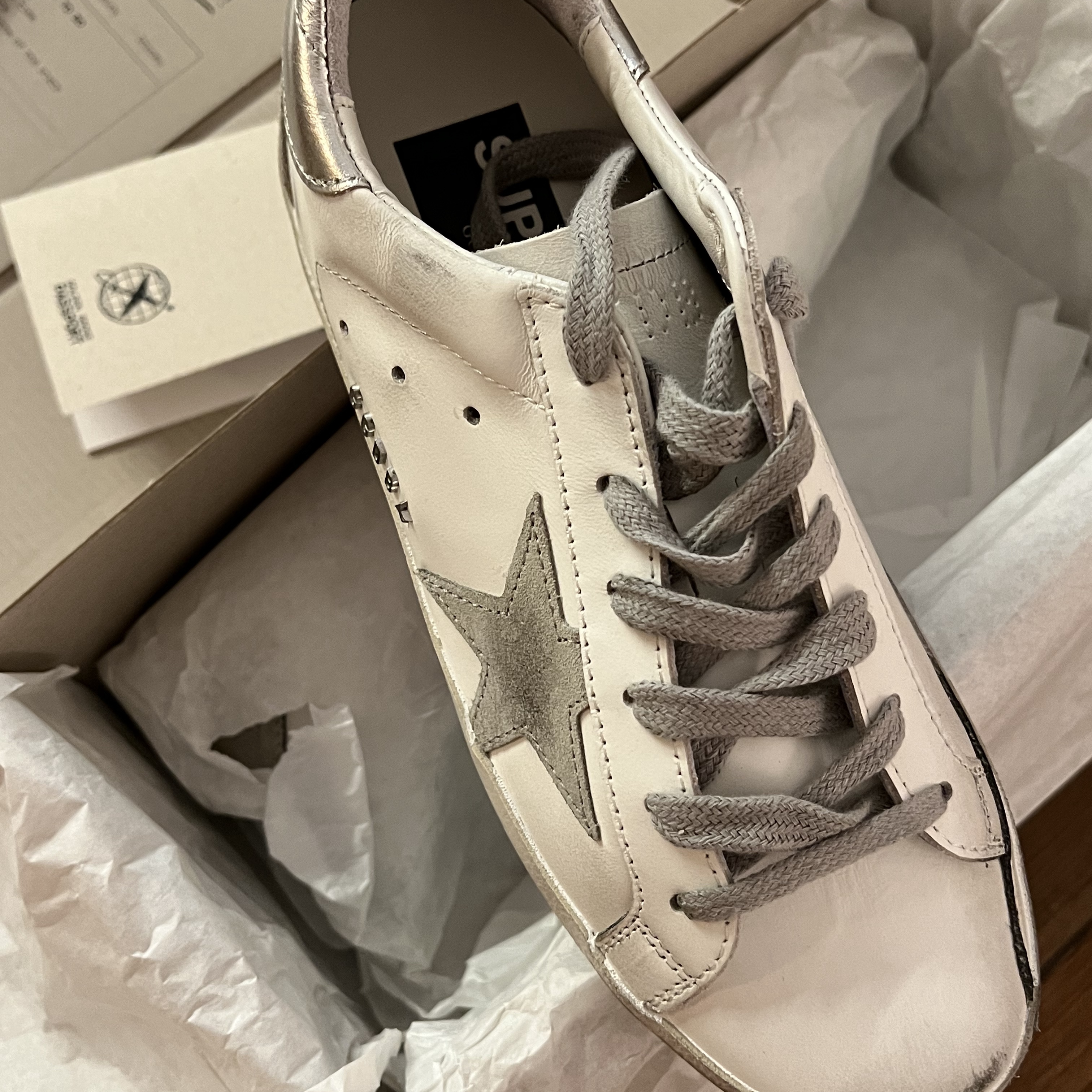 Golden Goose Superstar White Silver Heel Tab Sneakers 착용 스타일 - 1