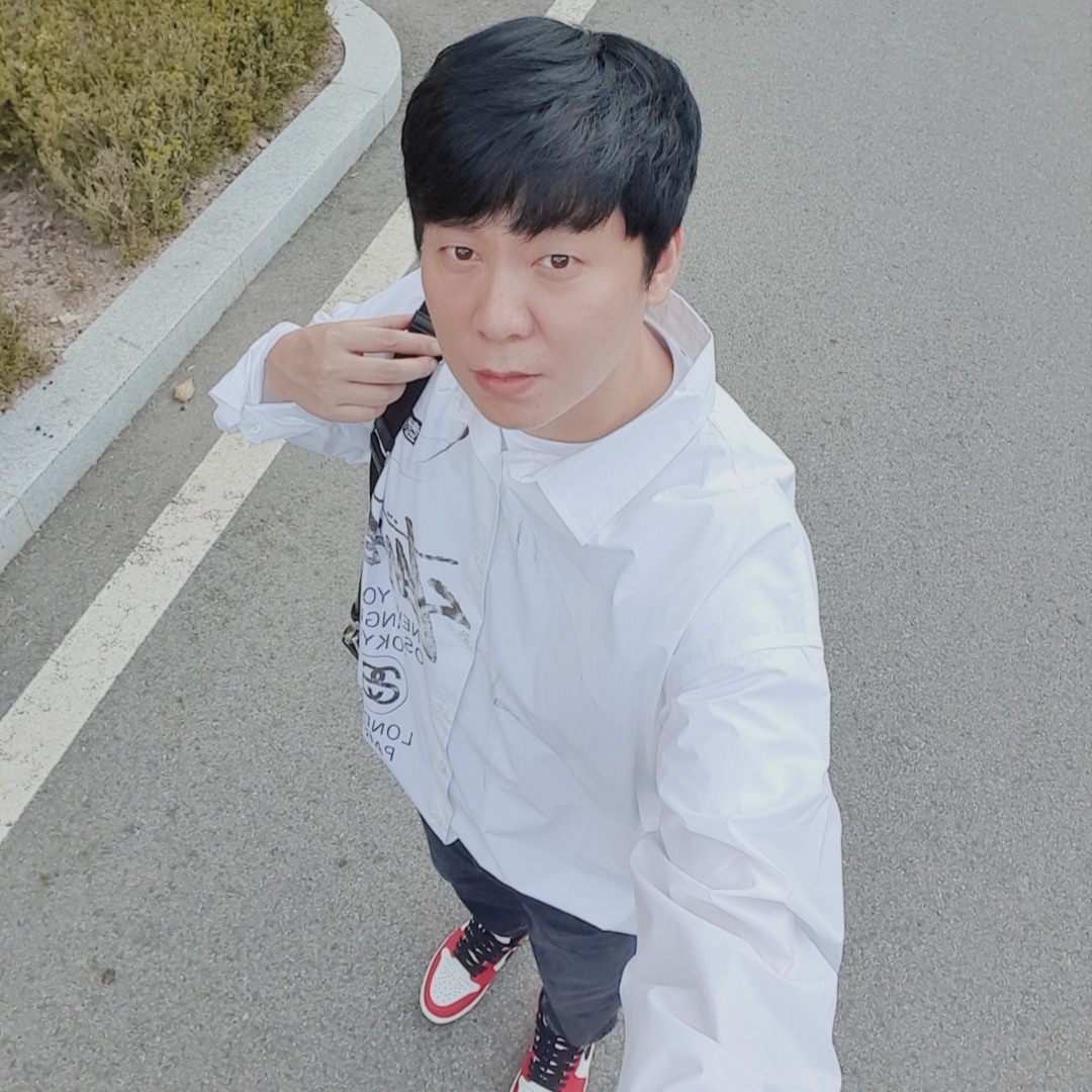 Stussy World Tour Shirt White, Prada Triangle Leather Bag Black 착용 스타일 - 1