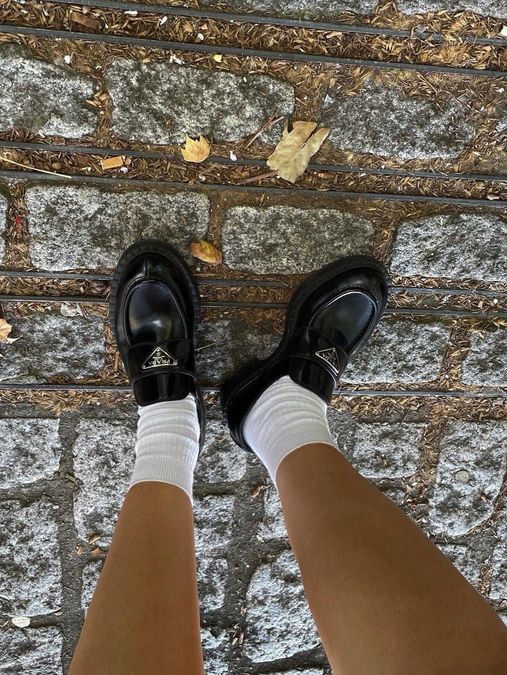 Prada Monolith Nuanced Brushed Leather Loafers Black Silver, (W) Chanel Loafers Lambskin & Gold Black 착용 스타일 - 2