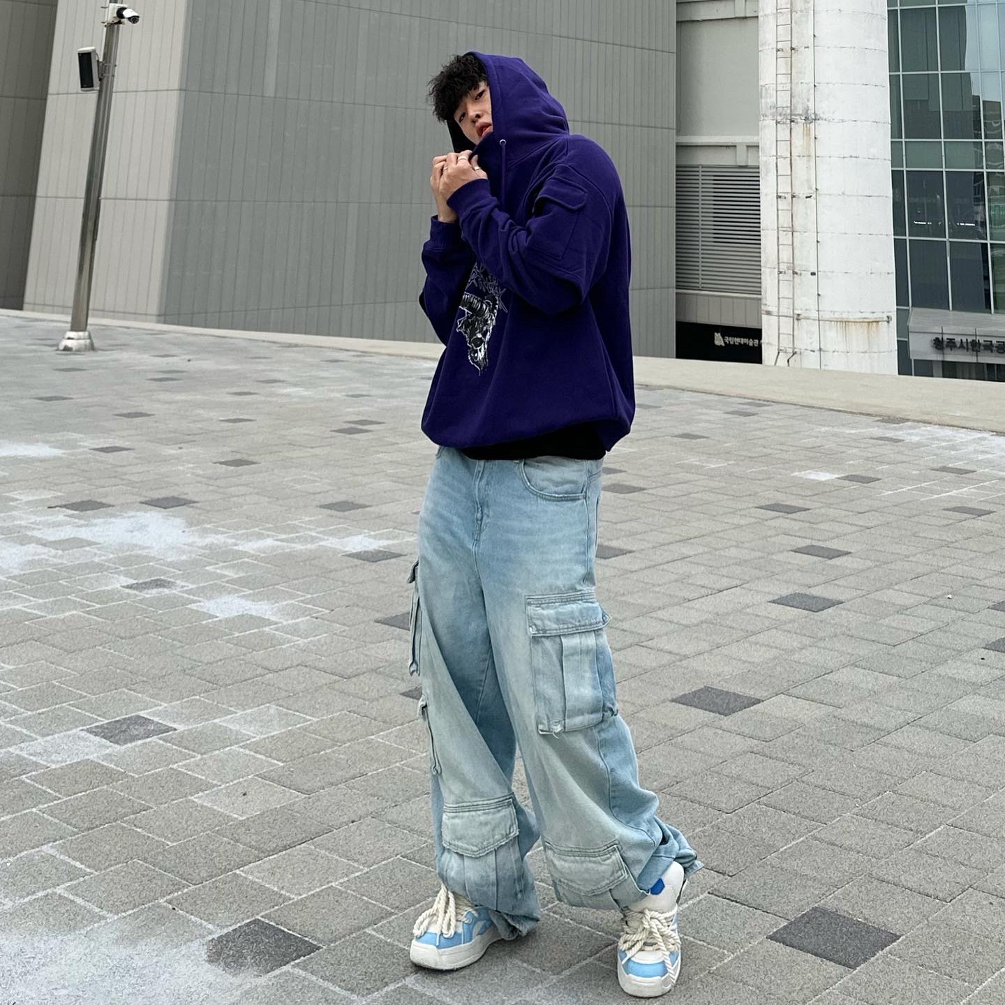 Zara Utility Cargo Jeans Blue 착용 스타일 - 2