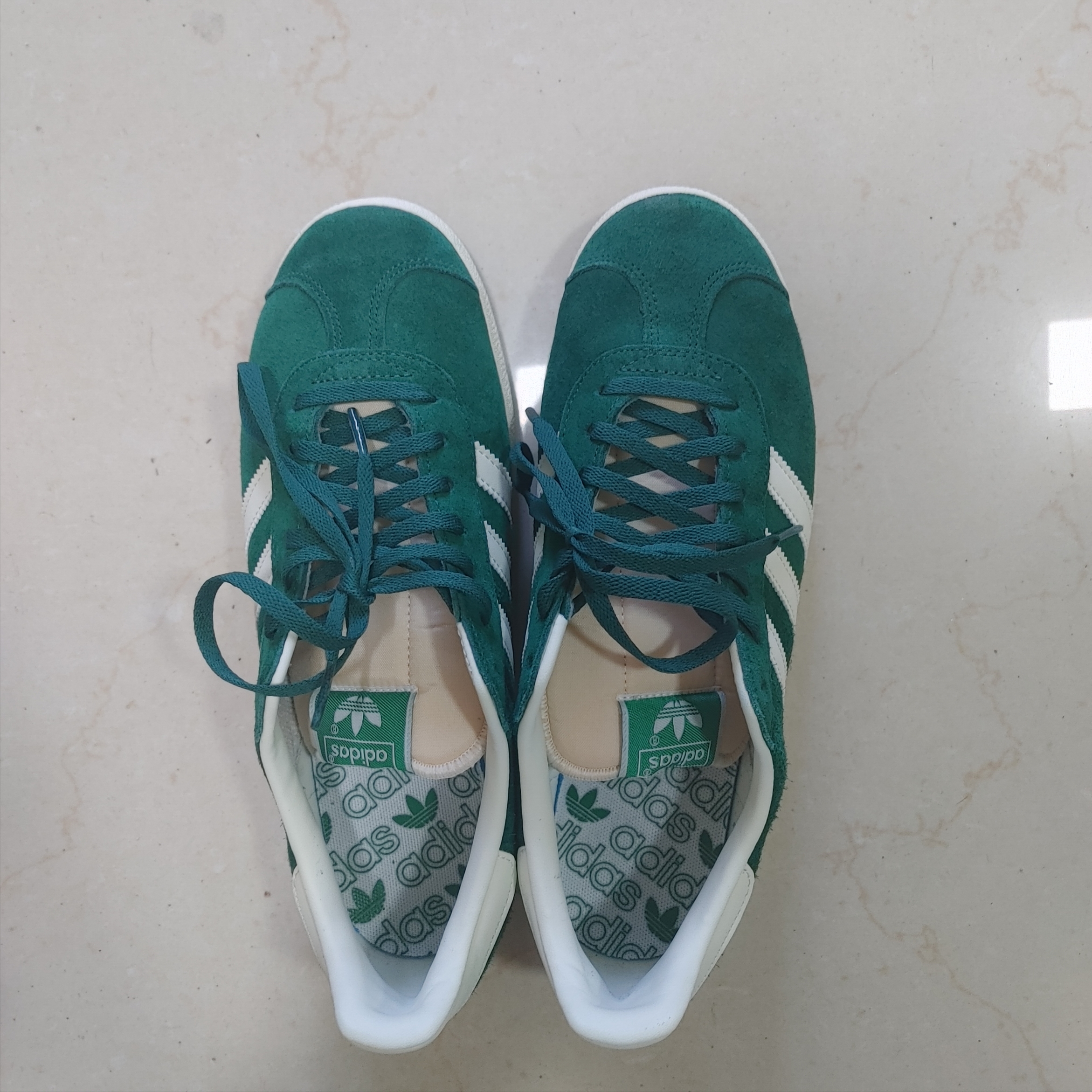 Adidas Gazelle Dark Green Cream White 착용 스타일