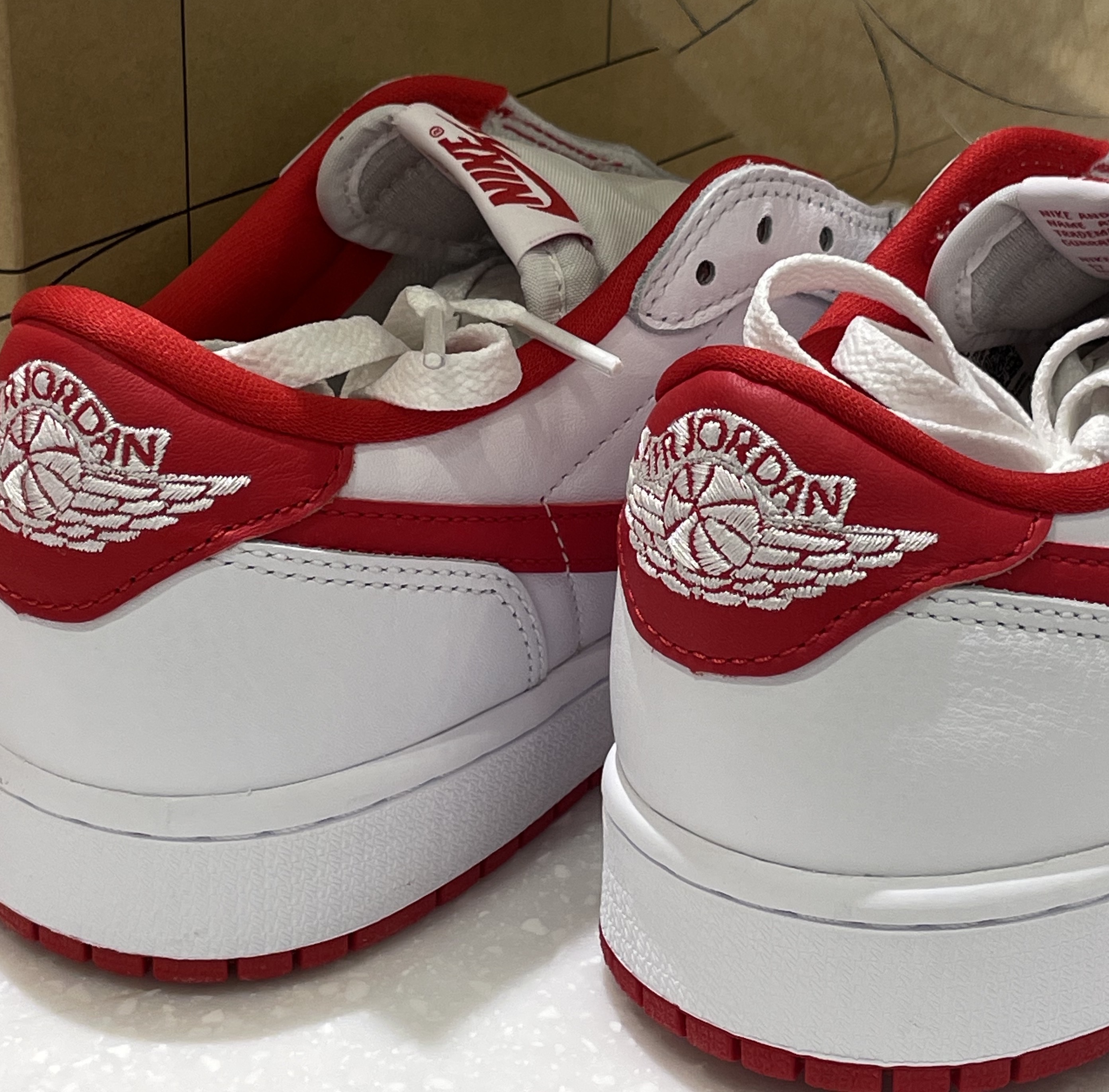 Jordan 1 Retro Low OG University Red 착용 스타일 - 3