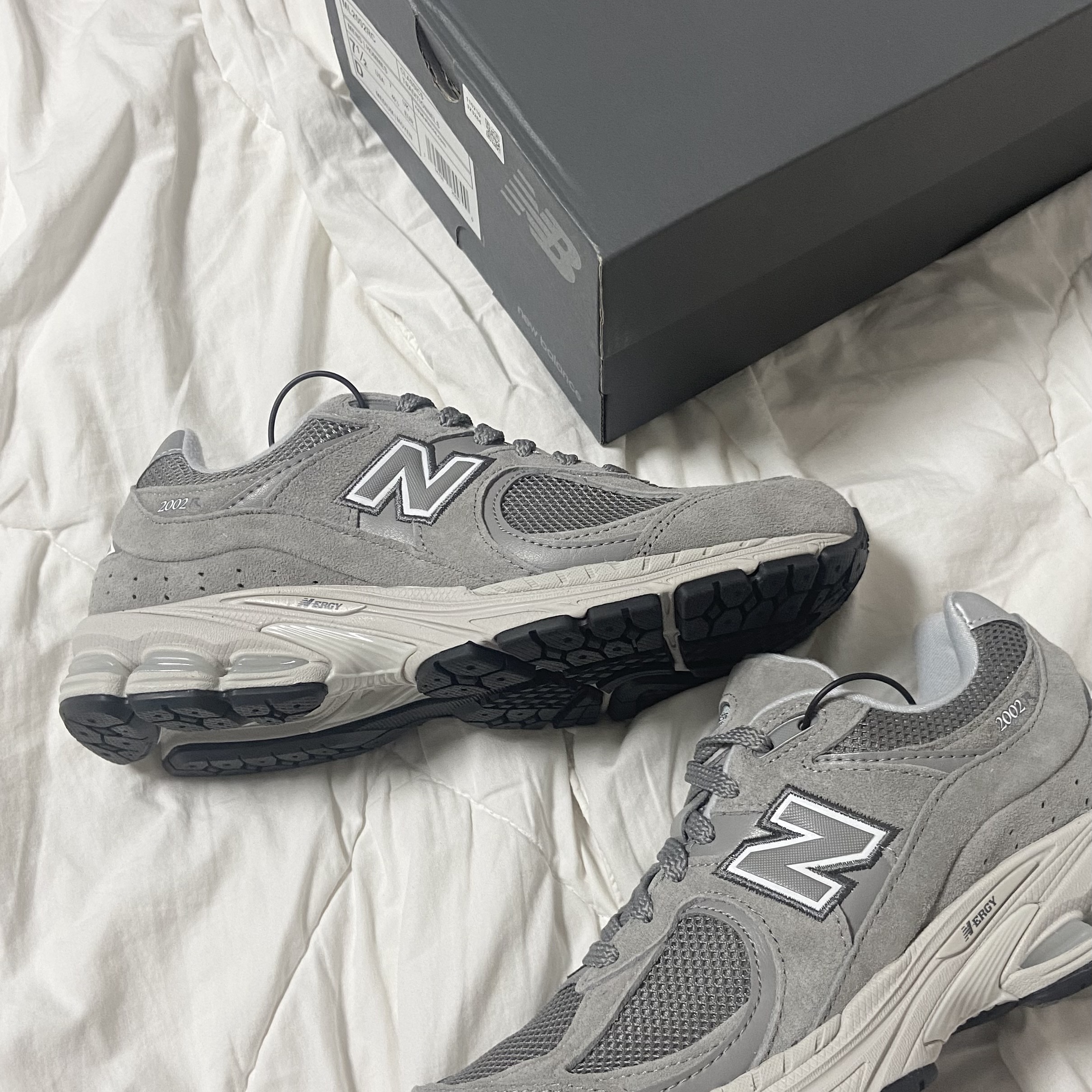New Balance 2002R Grey 착용 스타일 - 1