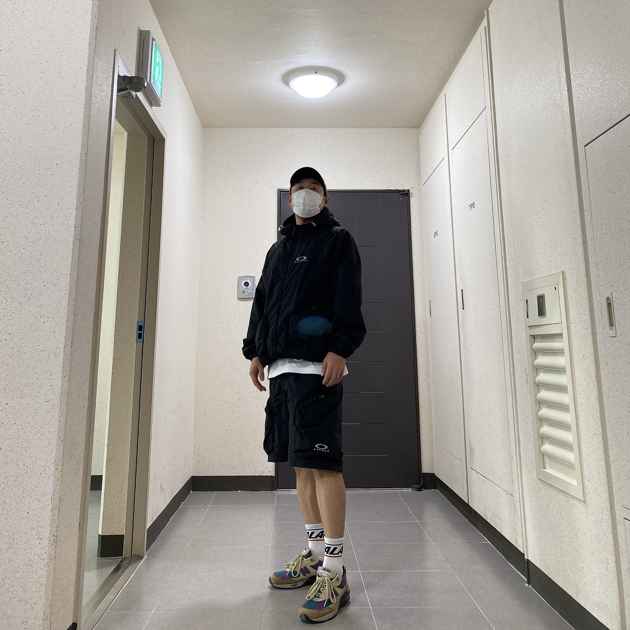 Palace x Oakley 6-Panel Sand Brown - 23SS, Palace x Oakley Nitrofuel Jacket Black - 23SS 착용 스타일 - 1