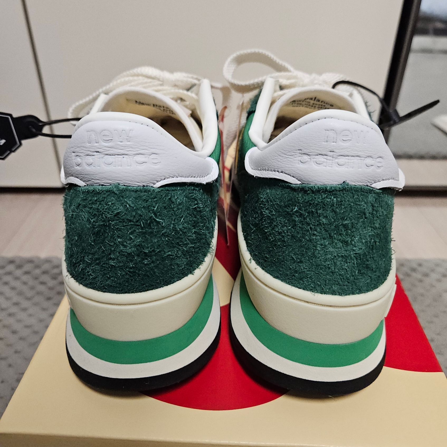 New Balance 990v1 Made in USA Green Gold 착용 스타일 - 3