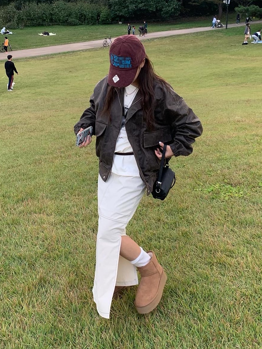 (W) UGG Classic Mini Platform Boots Chestnut 착용 스타일 - 1