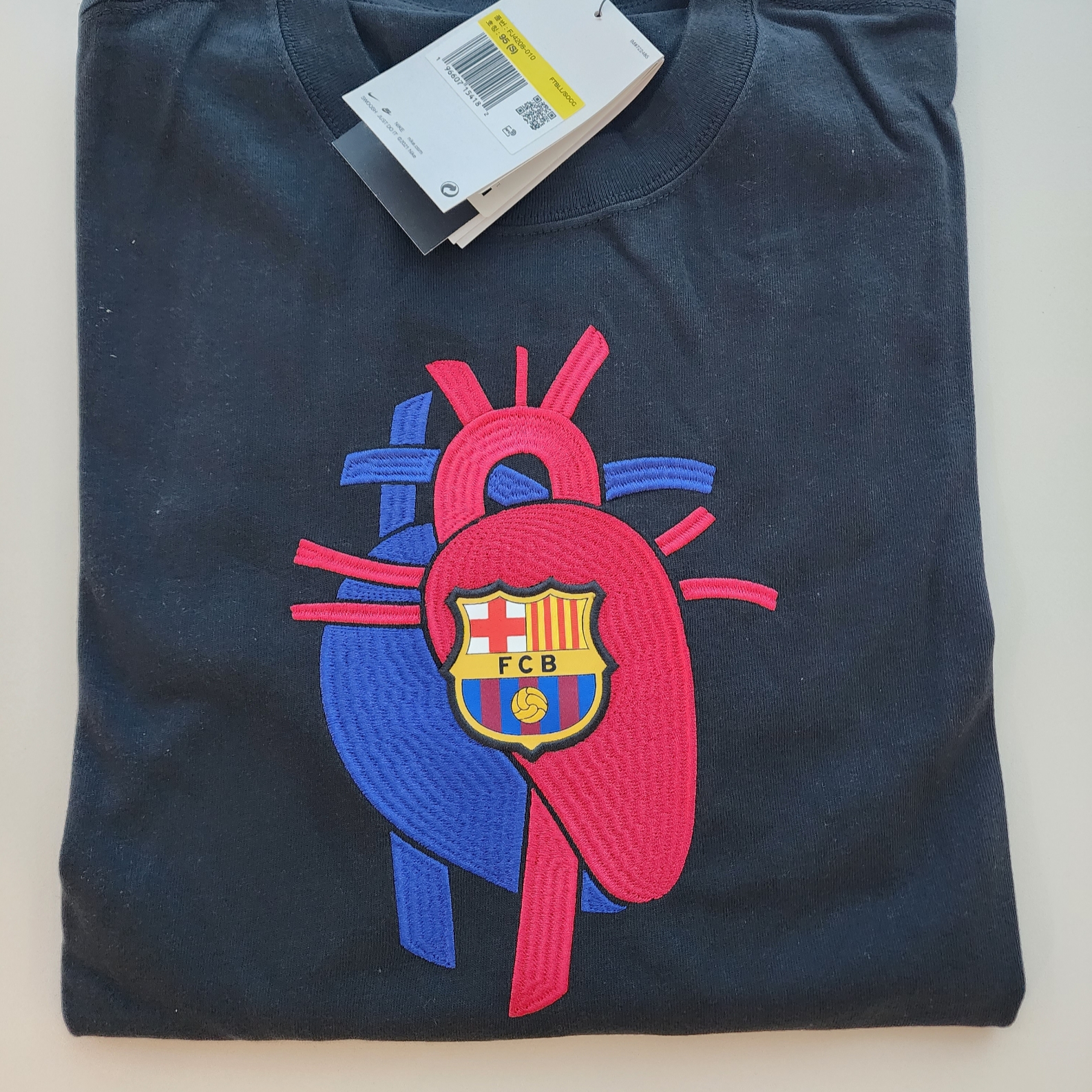 Nike x Patta x FC Barcelona Max90 T-Shirt Culers del Món (FJ4208-010) 착용 스타일 - 1