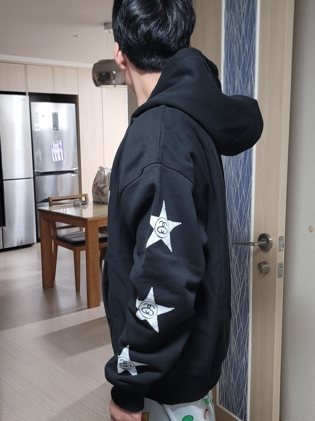 Stussy Stars Zip Hoodie Black 착용 스타일 - 1