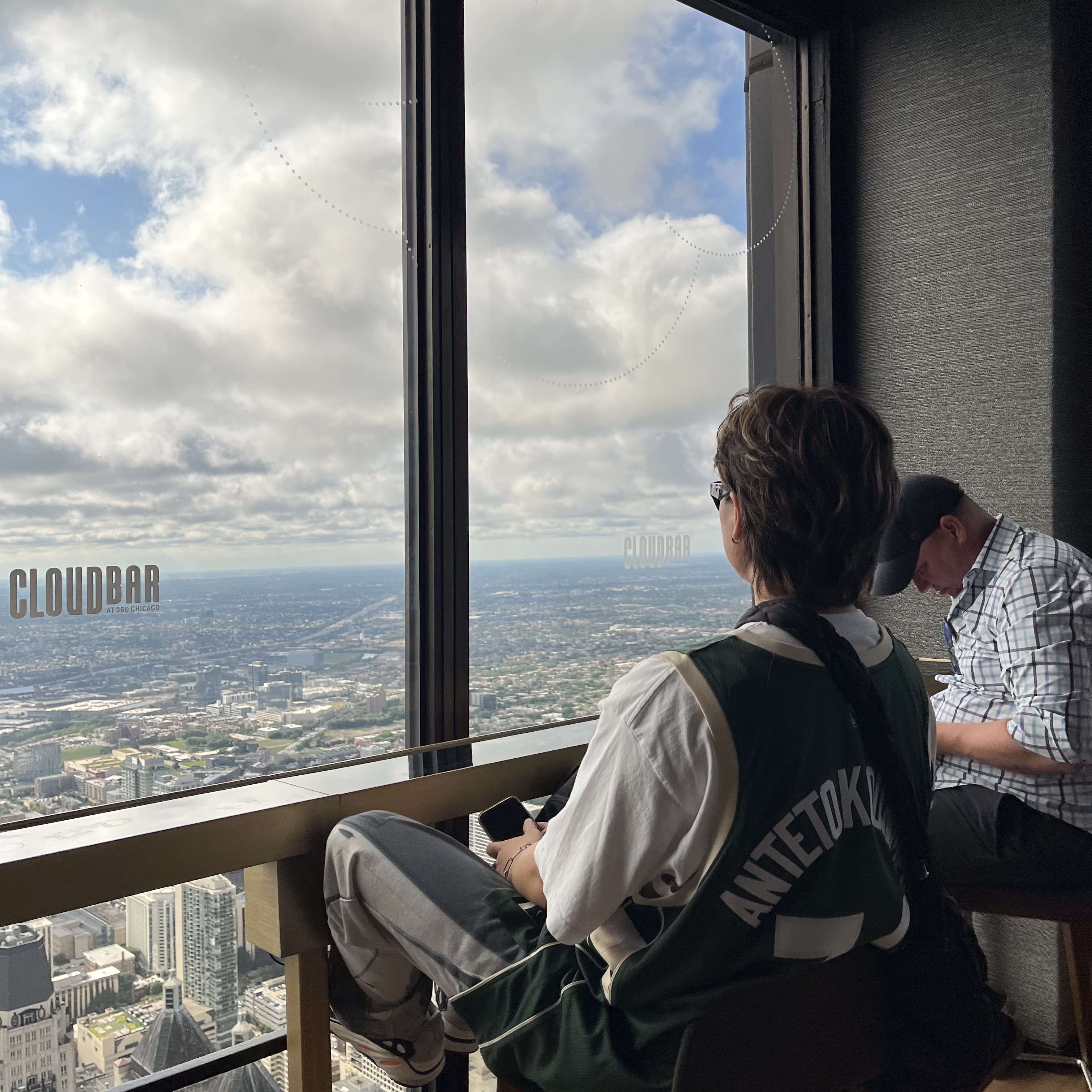 Nike Giannis Antetokounmpo Milwaukee Bucks Icon Edition 2022/23 NBA Swingman Jersey Fir, Adidas Yeezy Boost 700 Wave Runner Solid Grey 2017/2019 착용 스타일 - 3