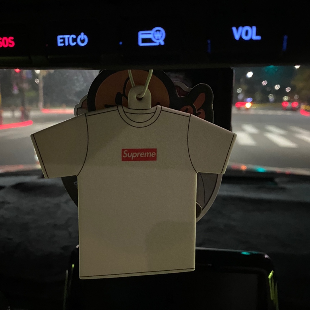 Supreme Kuumba T-Shirt Air Freshener White - 22FW 착용 스타일 - 1