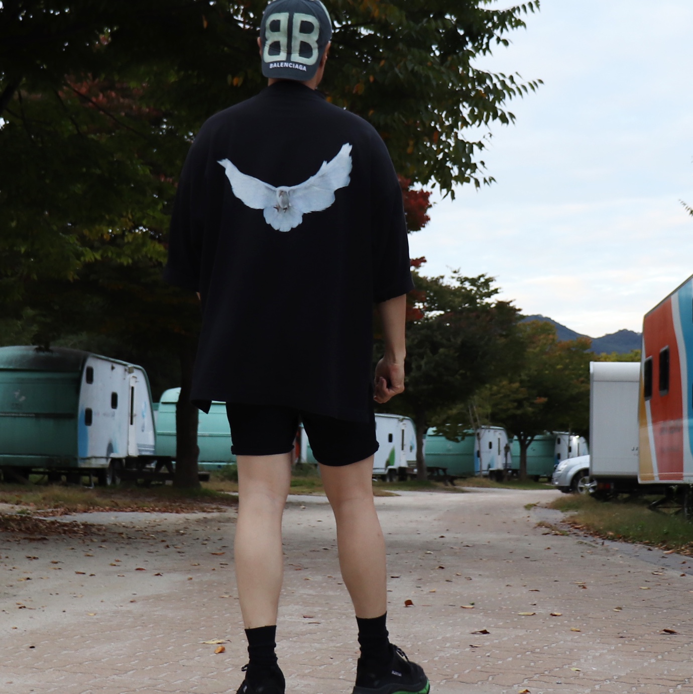 Yeezy Gap Engineered By Balenciaga Dove 3/4 Sleeve T-Shirt Black 착용 스타일 - 3