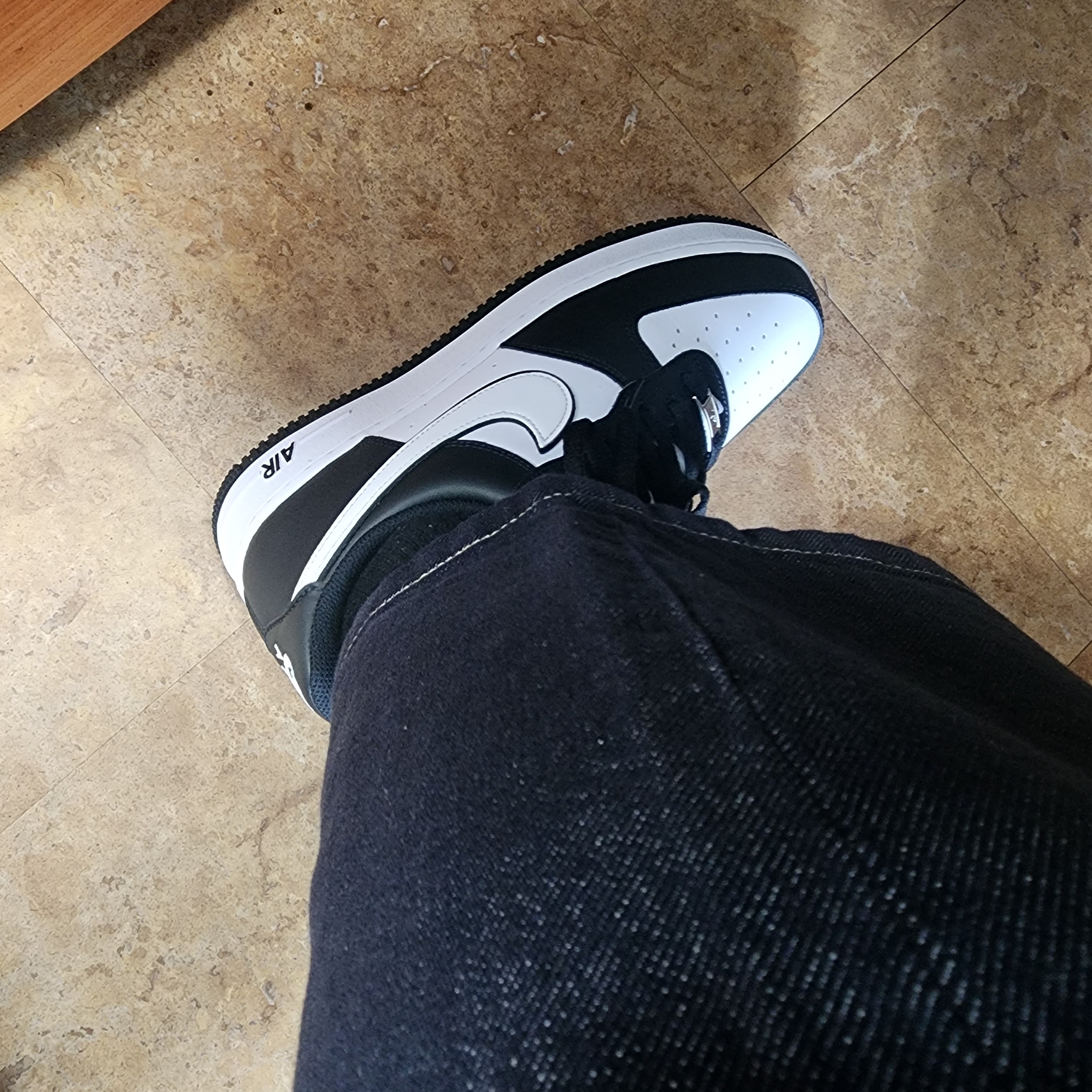 Nike Air Force 1 '07 Black White 착용 스타일 - 2