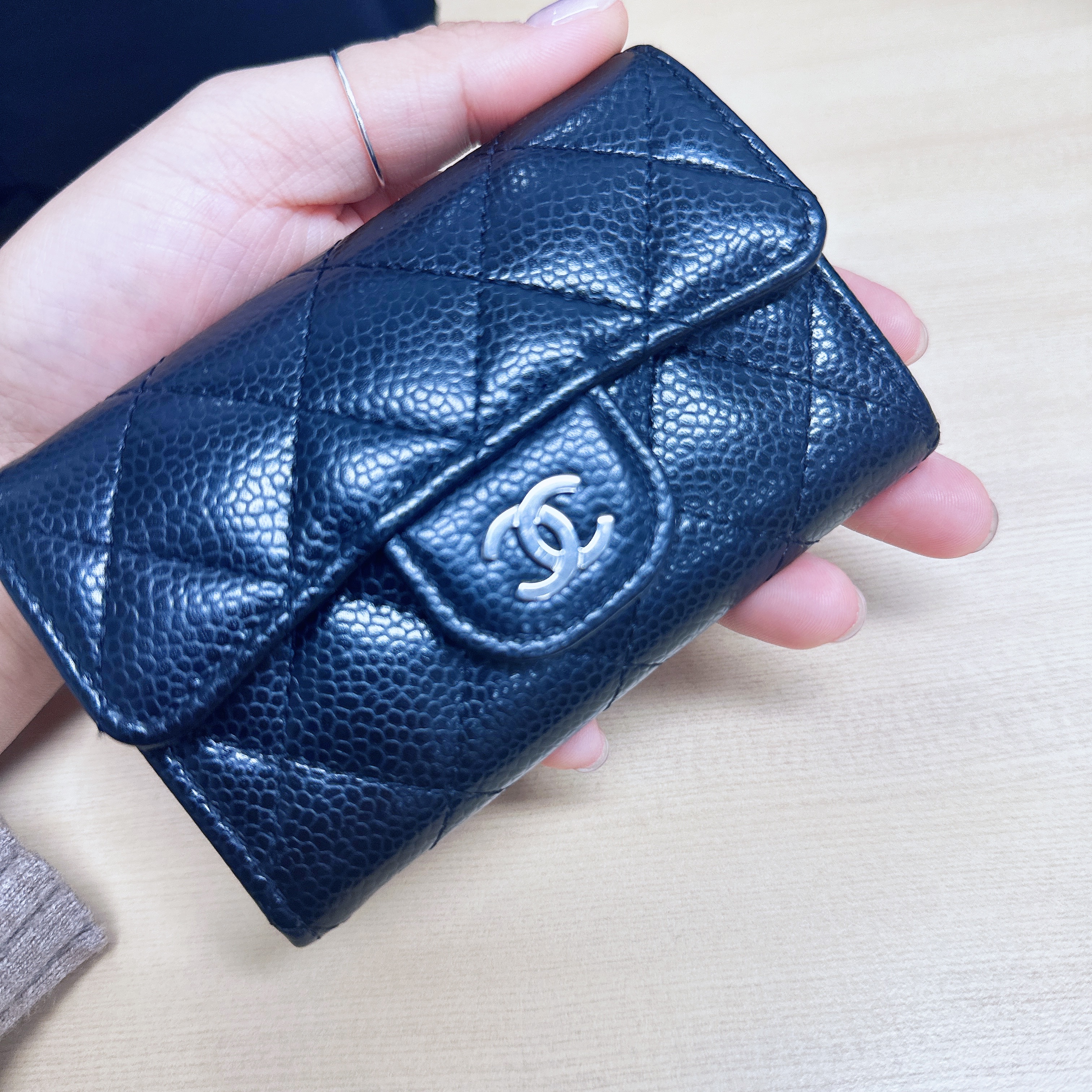 Chanel Classic Card Holder Grained Calfskin & Silver Black 착용 스타일