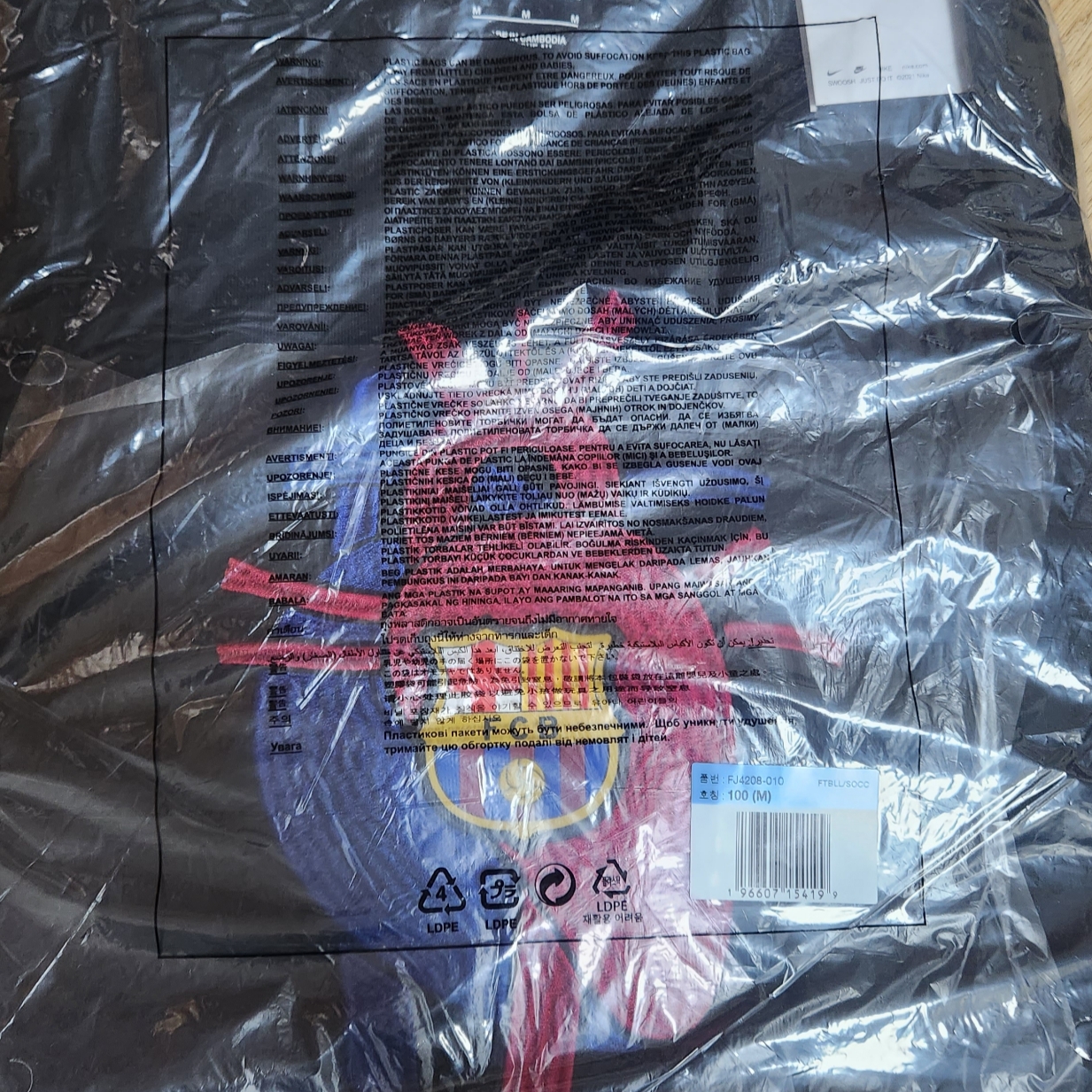 Nike x Patta x FC Barcelona Max90 T-Shirt Culers del Món (FJ4208-010) 착용 스타일 - 3