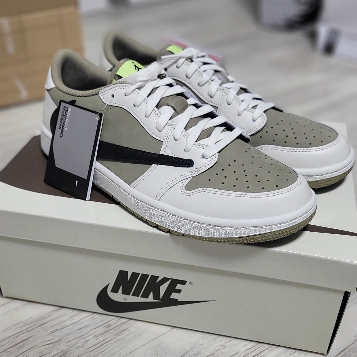 Jordan 1 x Travis Scott Retro Low Golf NRG Neutral Olive 착용 스타일 - 2