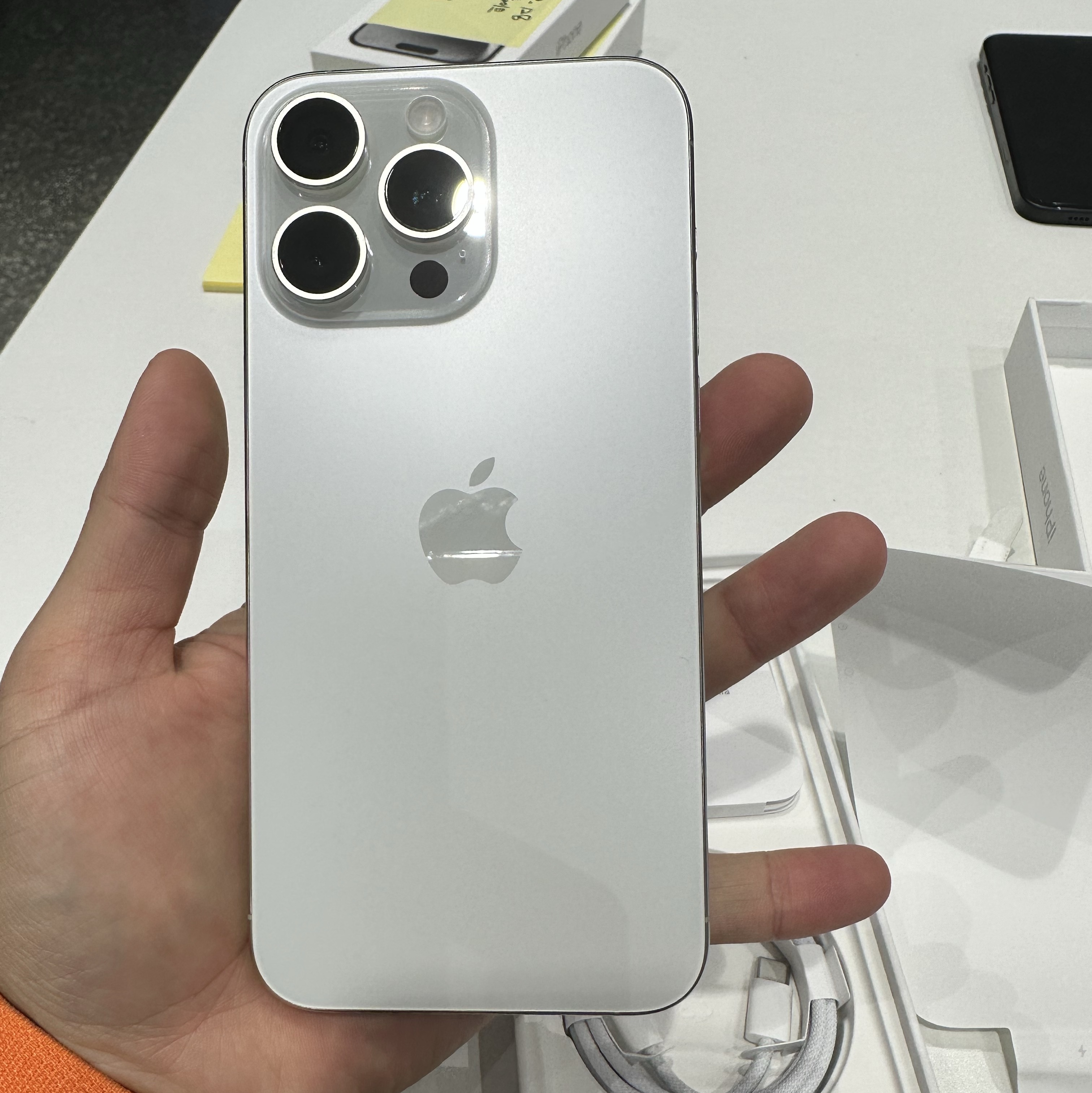 Apple iPhone 15 Pro Max 256GB White Titanium (Korean Ver.) 착용 스타일 - 2