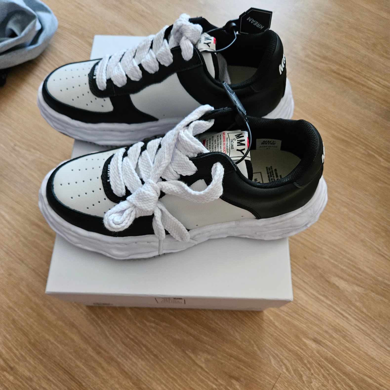 Maison Mihara Yasuhiro Wayne OG Sole Leather Low-top Sneakers Black White 착용 스타일 - 3