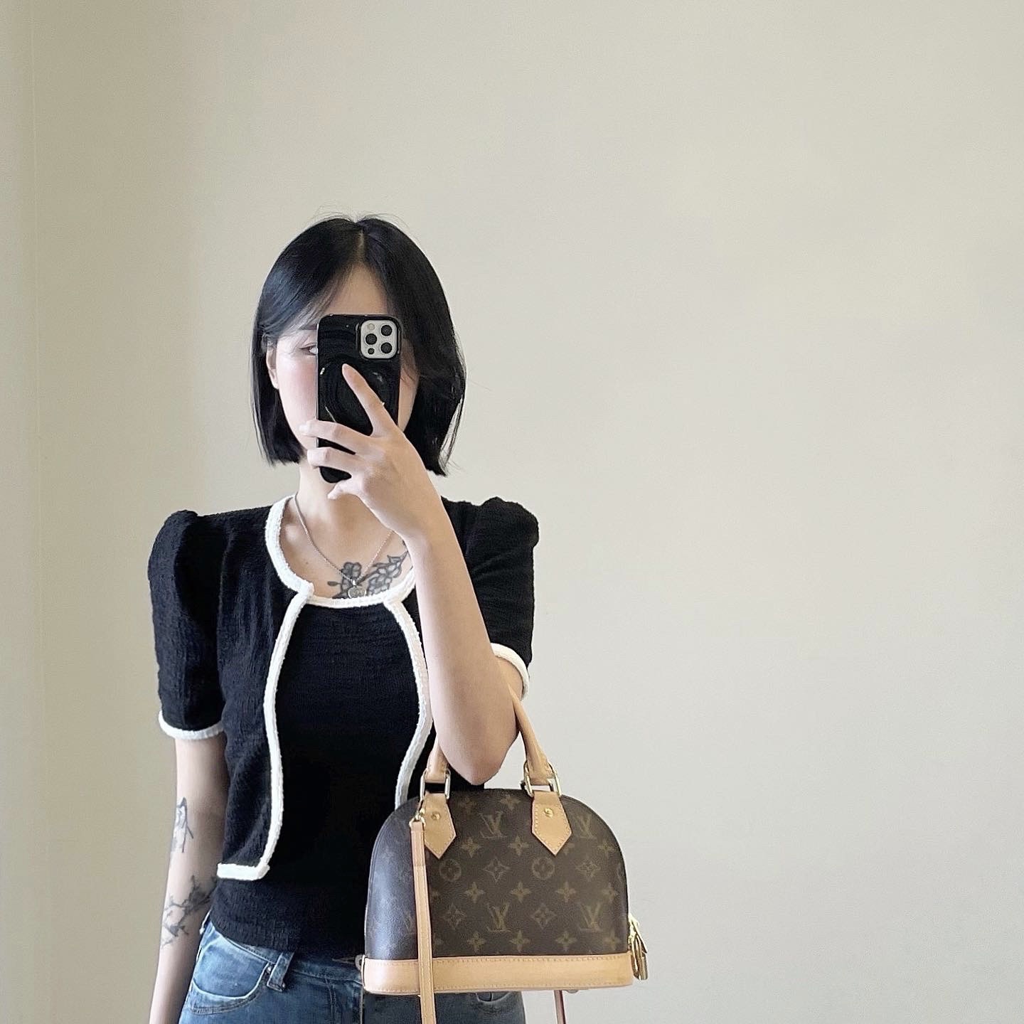 Louis Vuitton Alma BB Monogram 착용 스타일
