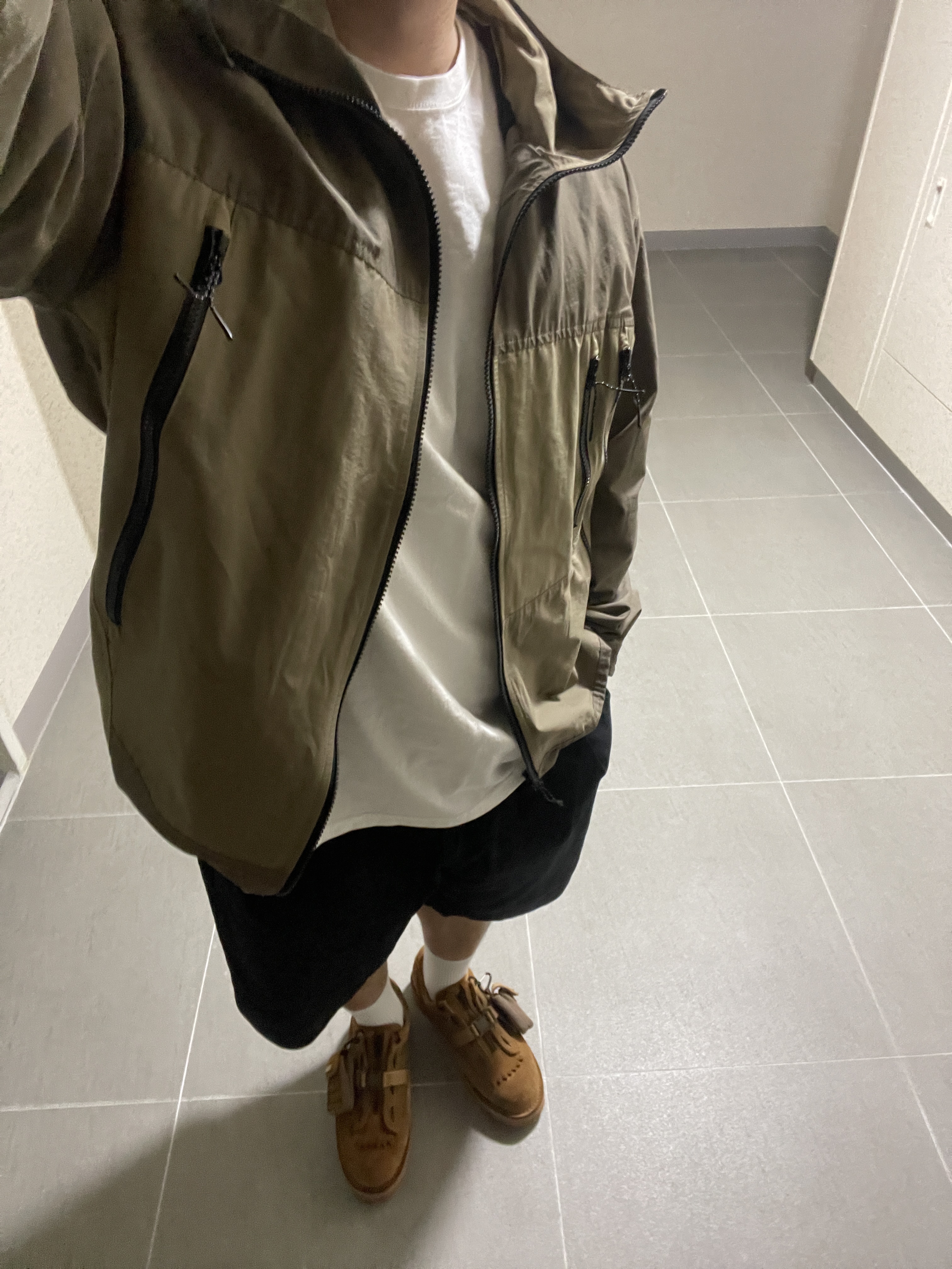 Grip Swany x Danner Bush Boots Coyote Collection, Stussy Shattered T-Shirt White 착용 스타일 - 2