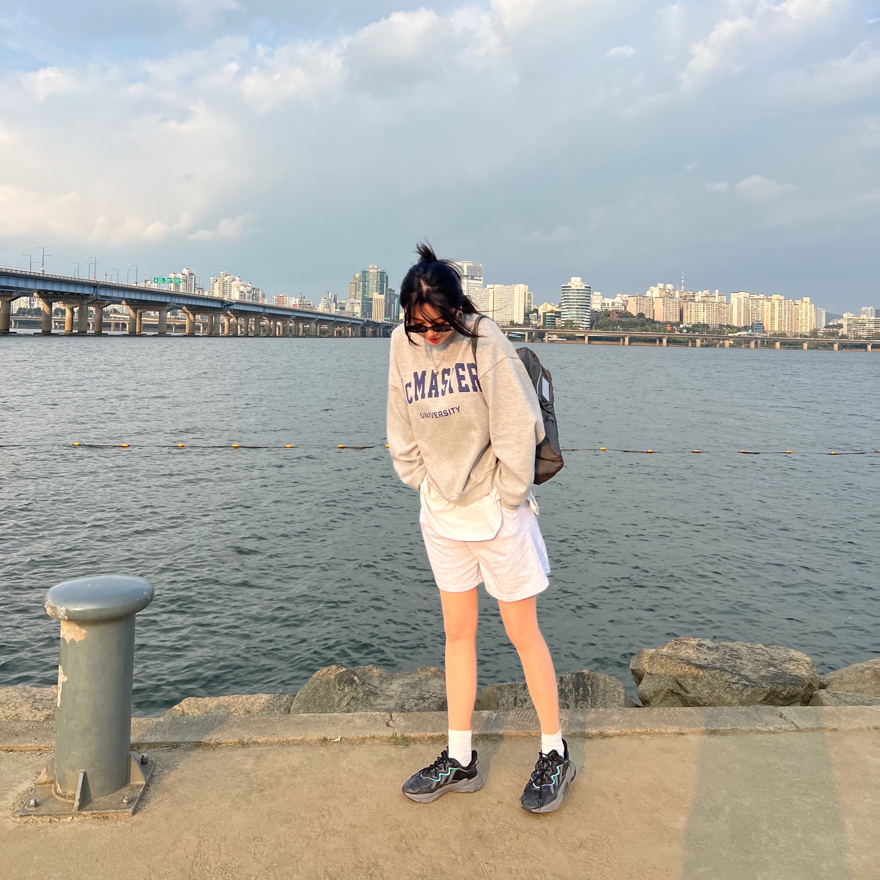 Adidas Ozweego Core Black, Matin Kim Cargo Sporty Tote Bag Khaki 착용 스타일 - 2