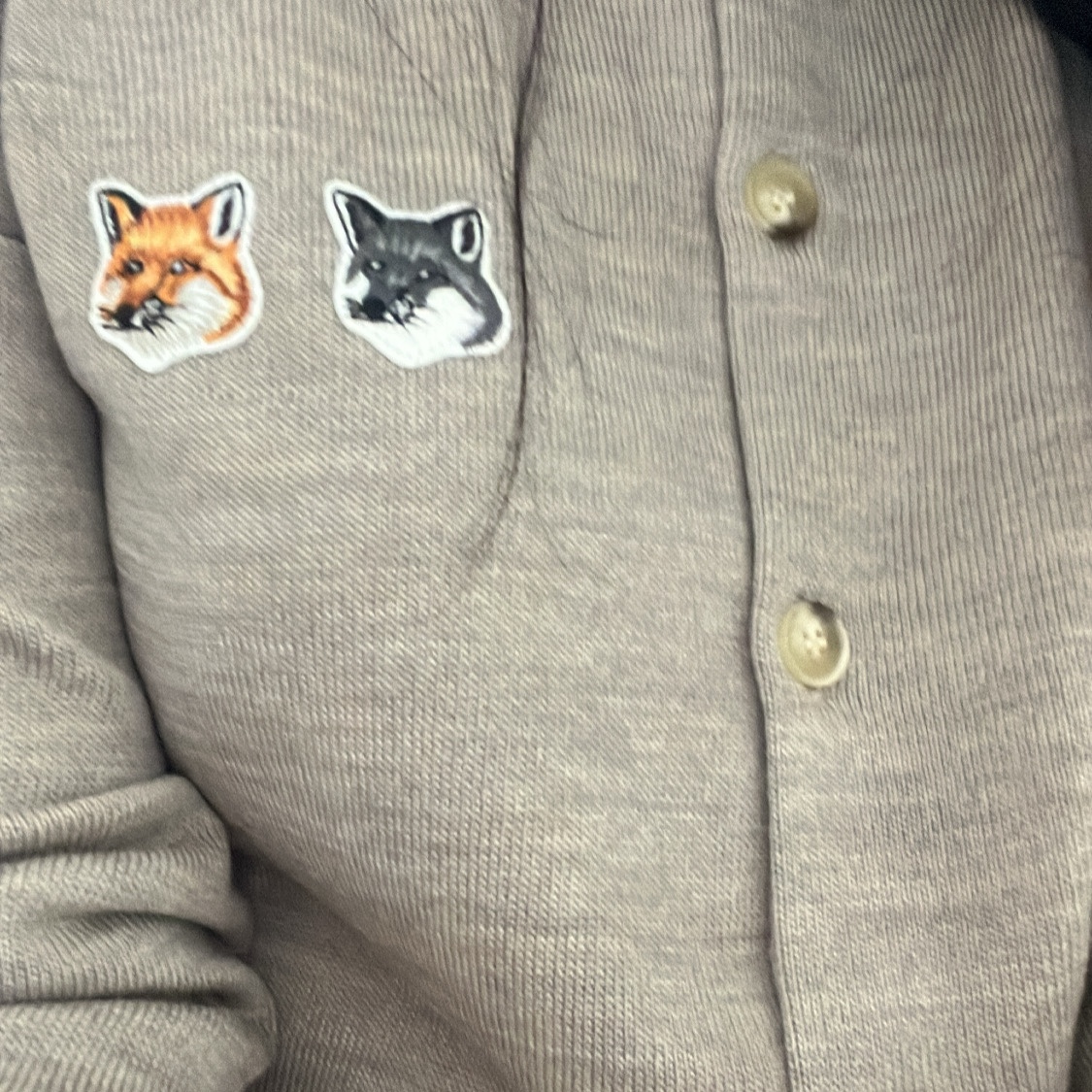 (W) Maison Kitsune Double Fox Head Patch R-Neck Cardigan Beige Melange 착용 스타일