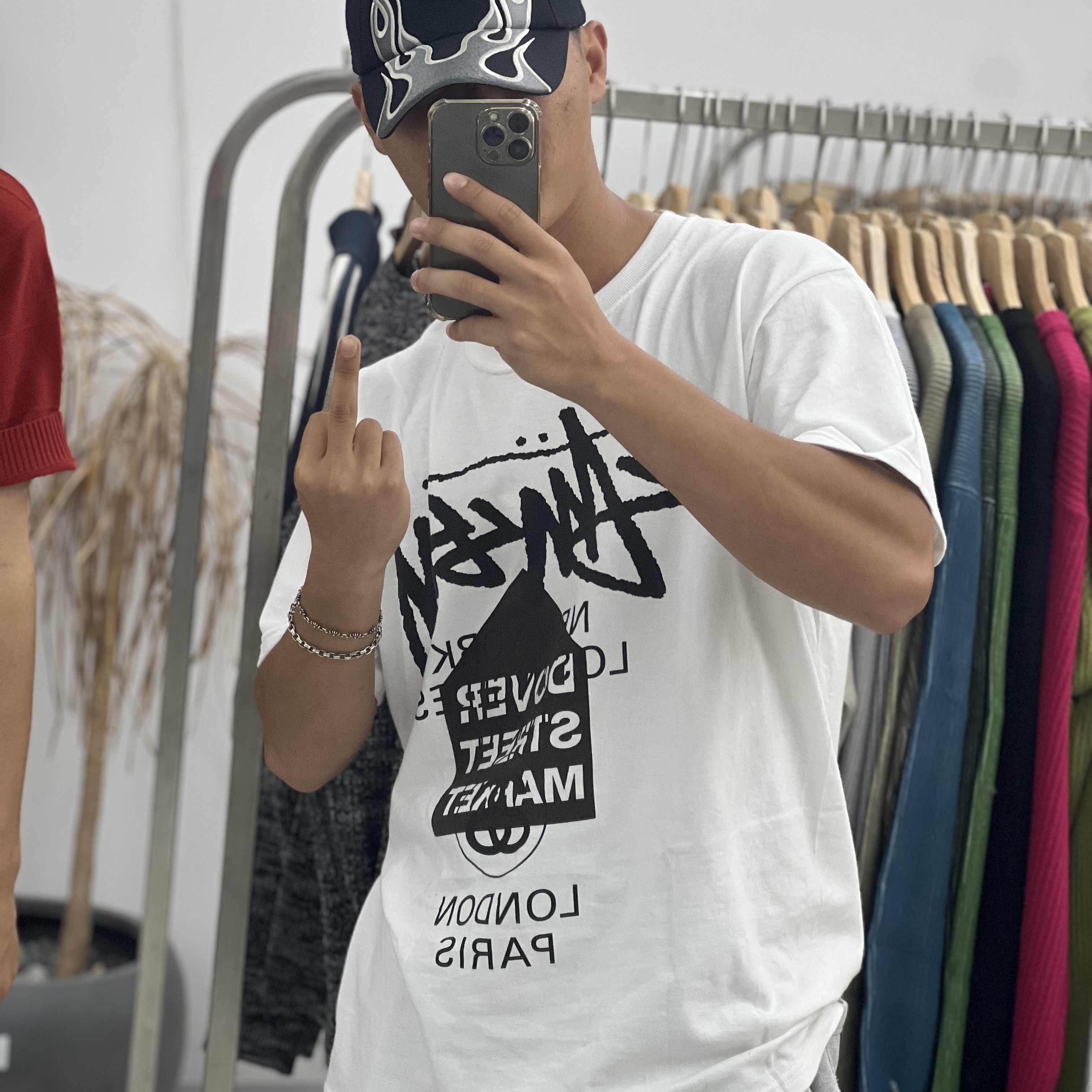 Stussy DSM World Tour T-Shirt White, Yeezy Gap Engineered By Balenciaga Flame Cap Black 착용 스타일 - 1
