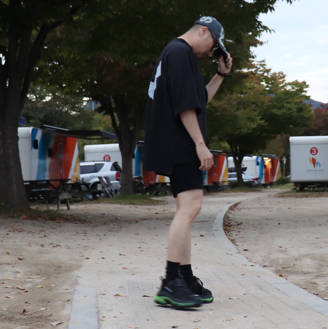 Yeezy Gap Engineered By Balenciaga Dove 3/4 Sleeve T-Shirt Black 착용 스타일 - 2