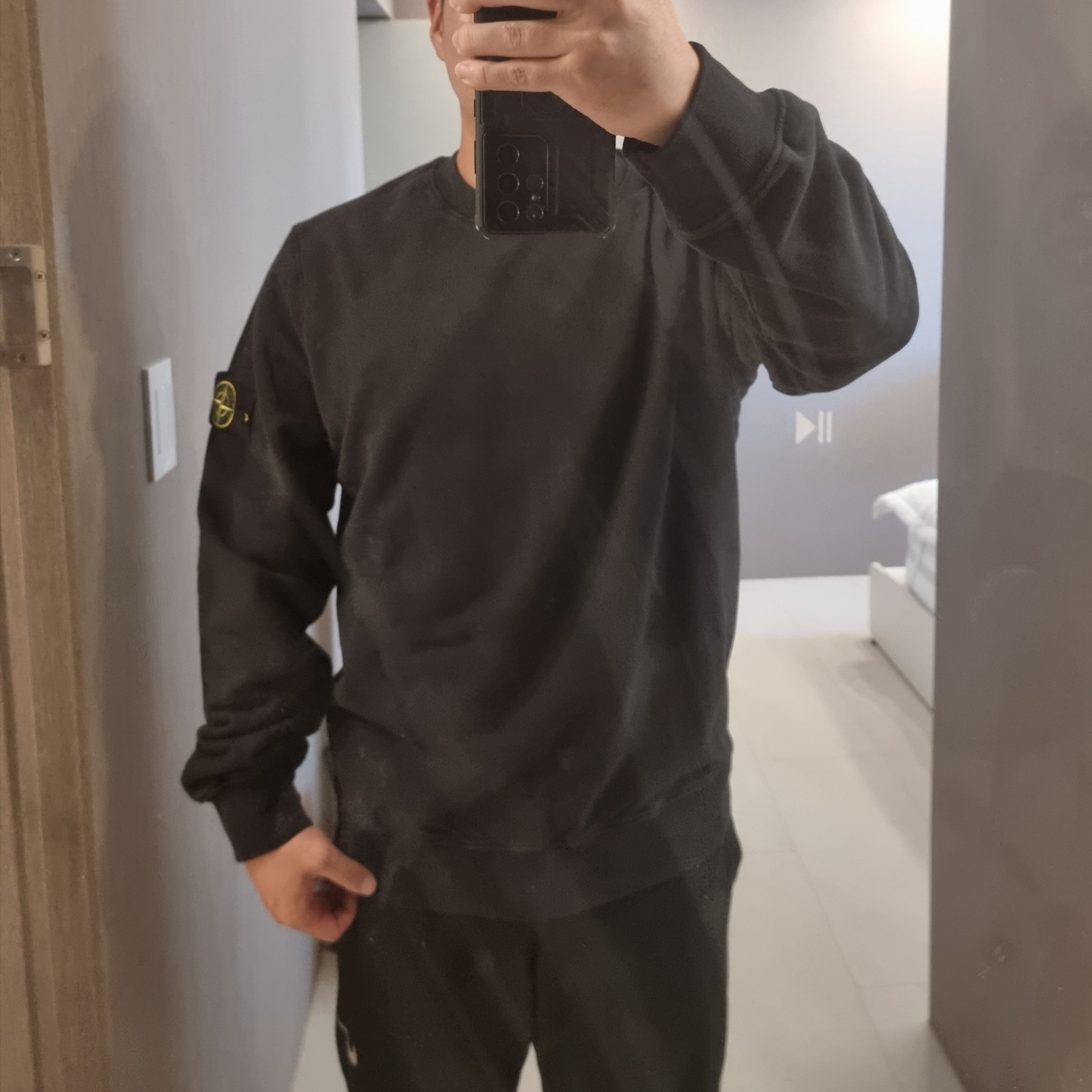Stone Island 63020 Crewneck Sweatshirt Black - 22FW 착용 스타일 - 3