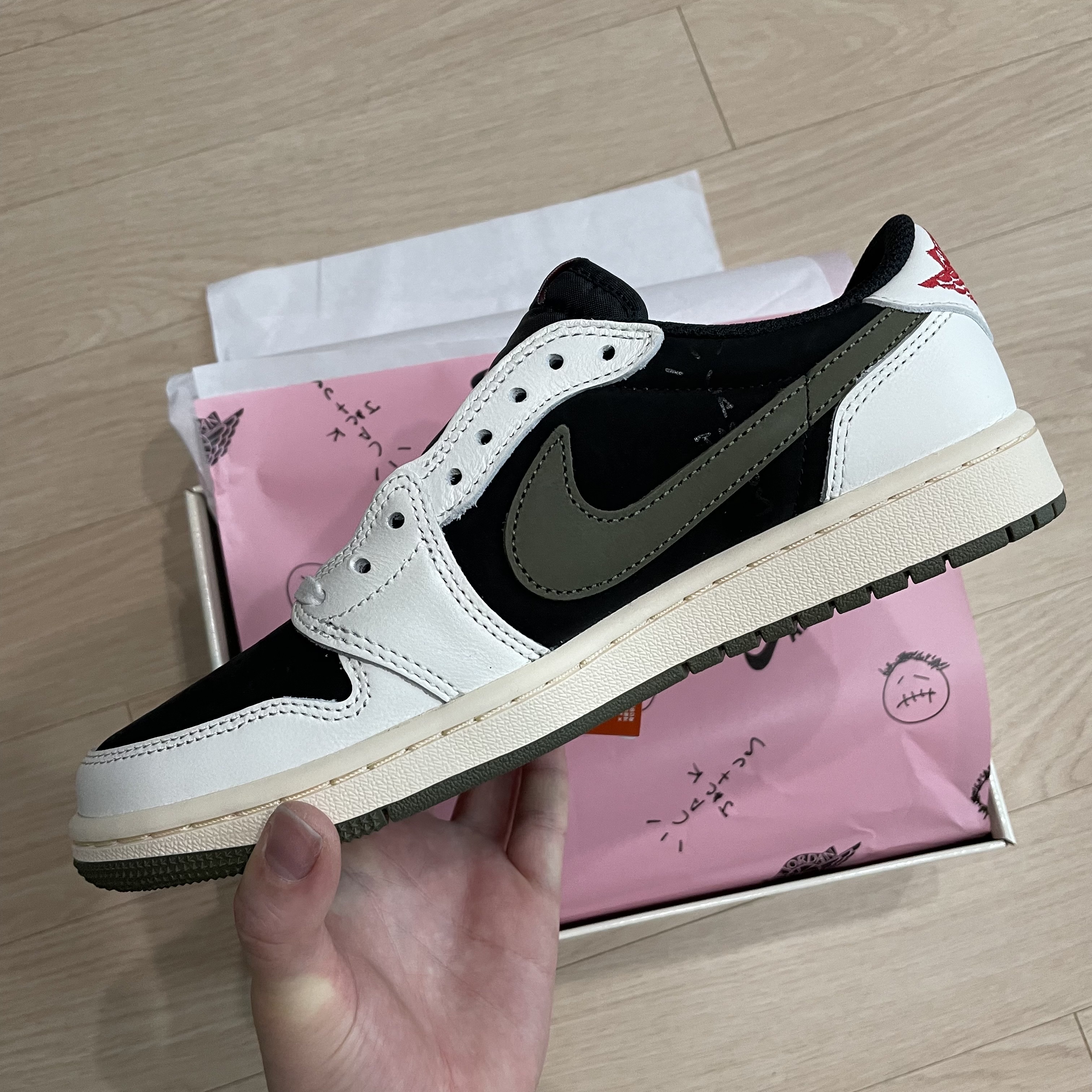 (W) Jordan 1 x Travis Scott Retro Low OG SP Medium Olive, (PS) Jordan 1 x Travis Scott Retro Low OG SP Medium Olive 착용 스타일 - 1
